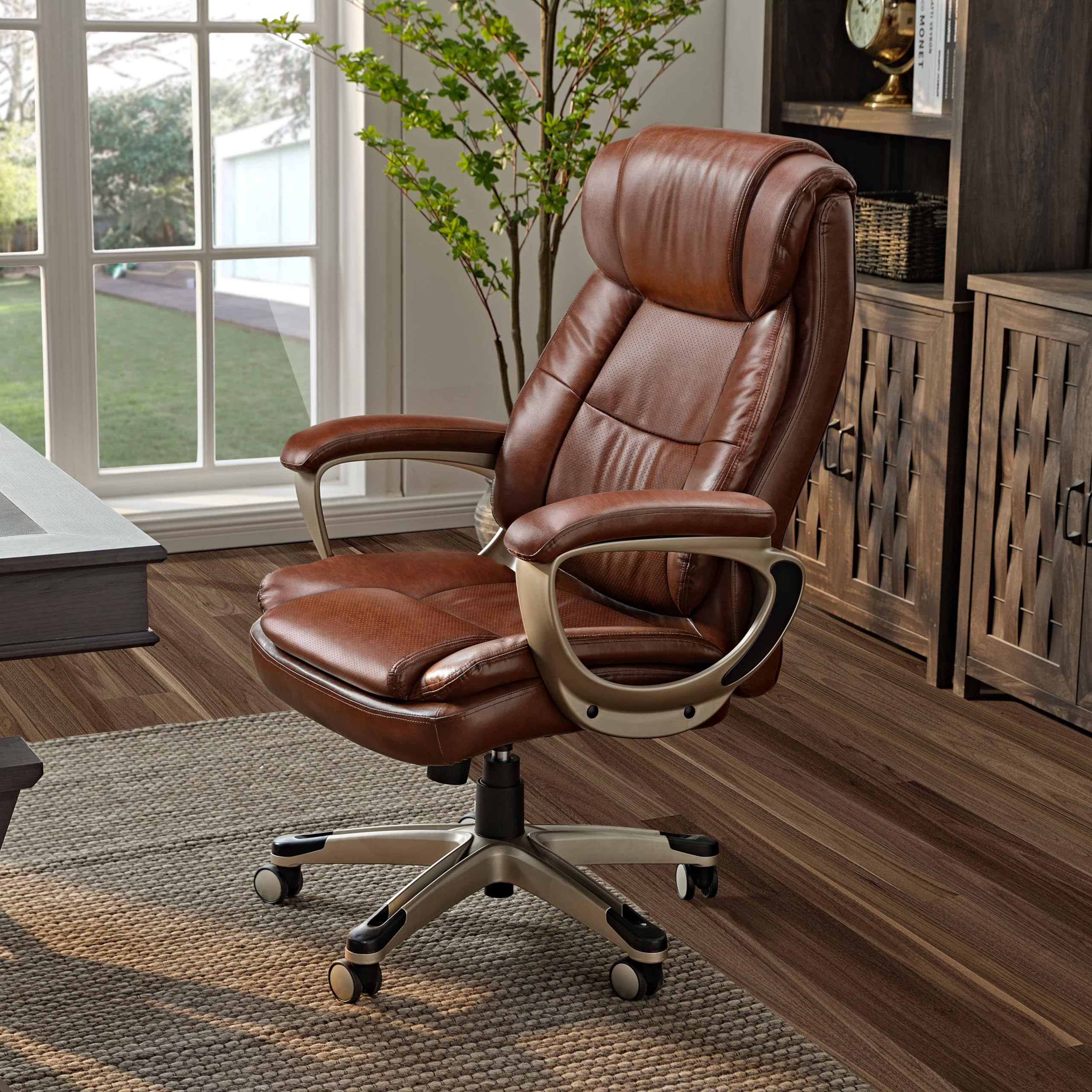 EUREKA ERGONOMIC Sedia Ufficio, Sedia Scrivania in Pelle PU con Braccioli Morbidi Seduta Extra Larga, Girevole Regolabile in Altezza, Supporto 120 KG, per Casa e Ufficio- Marrone