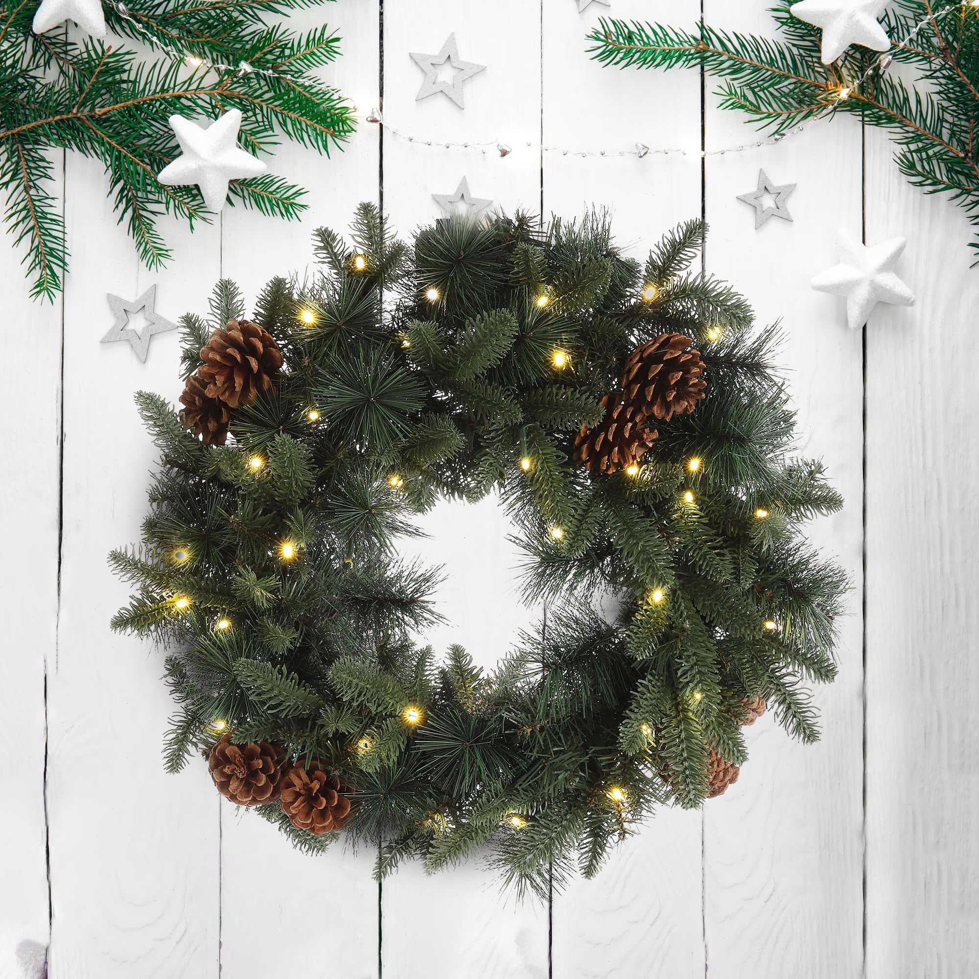 MeisterHome ® Künstlicher Weihnachtskranz Adventskranz für Tür Ø 50 cm - Weihnachtlicher Türkranz für Innen und Außen mit 35 LEDs, Timer und Kiefernzapfen-Beeren-Dekoration + Goldfarbener Aufhänger