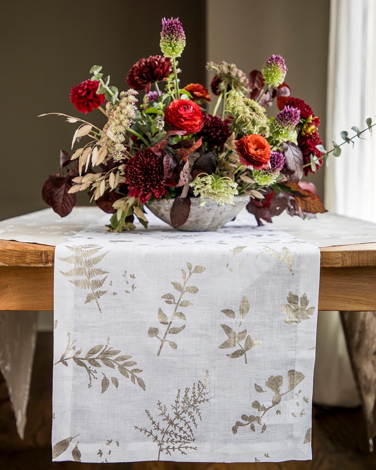 Solino Home Botanical Leaves Linen Table Runner – 100% Pure Linen 14 x 120 Inch Printed Table Runner Metallic Gold – Handcrafted from European Flax and Machine Washable