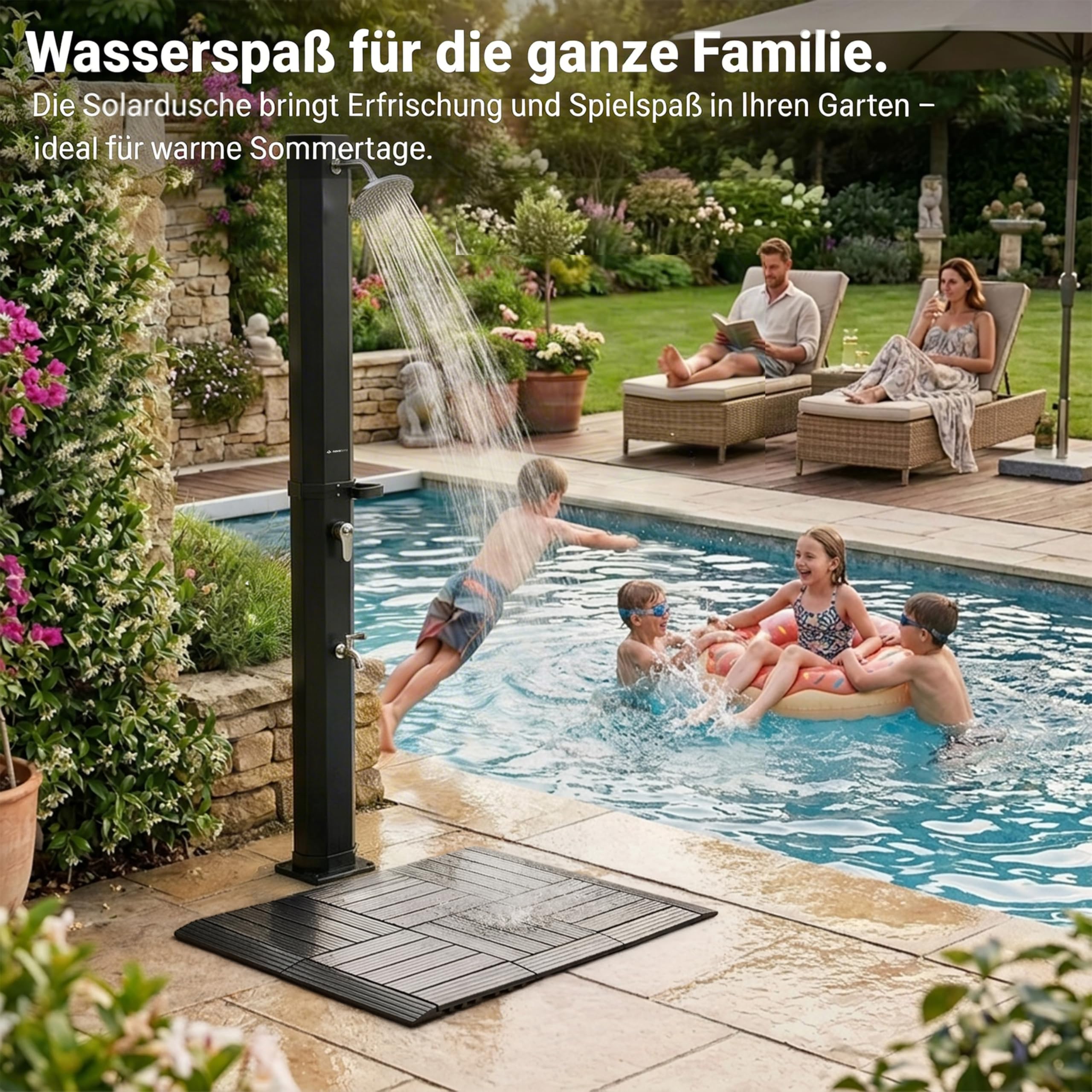 novaterra® Doccia solare nera con serbatoio da 60L - Doccia da giardino e da campeggio con elemento di base, soffione a pioggia, doccia per piedi, copertura protettiva e ripiano, doccia solare da