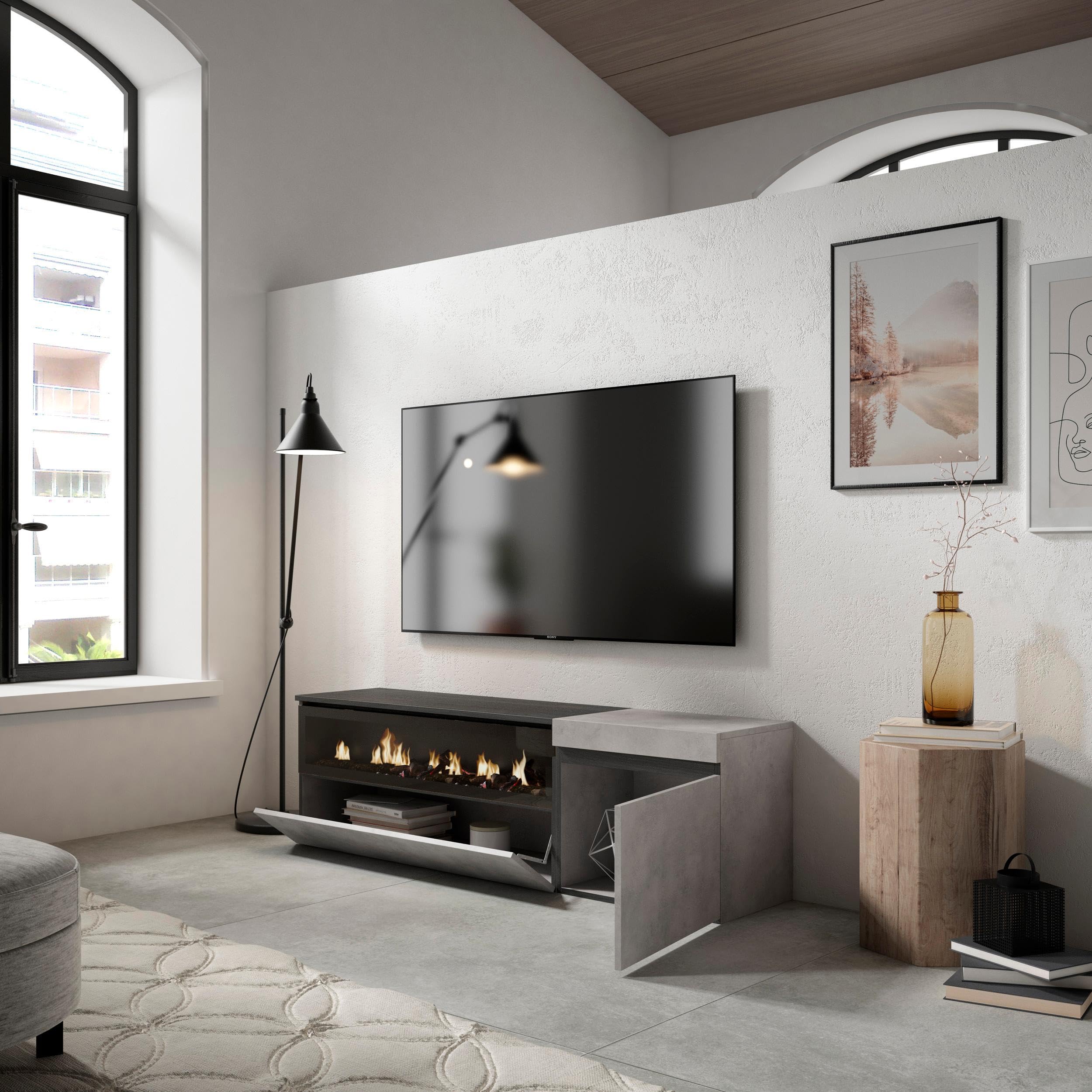 Skraut Home | Mobile TV Soggiorno | Ampio spazio a disposizione | 150x45x35cm | Per TV fino a 65" | Camino elettrico | Stile moderno | Cemento