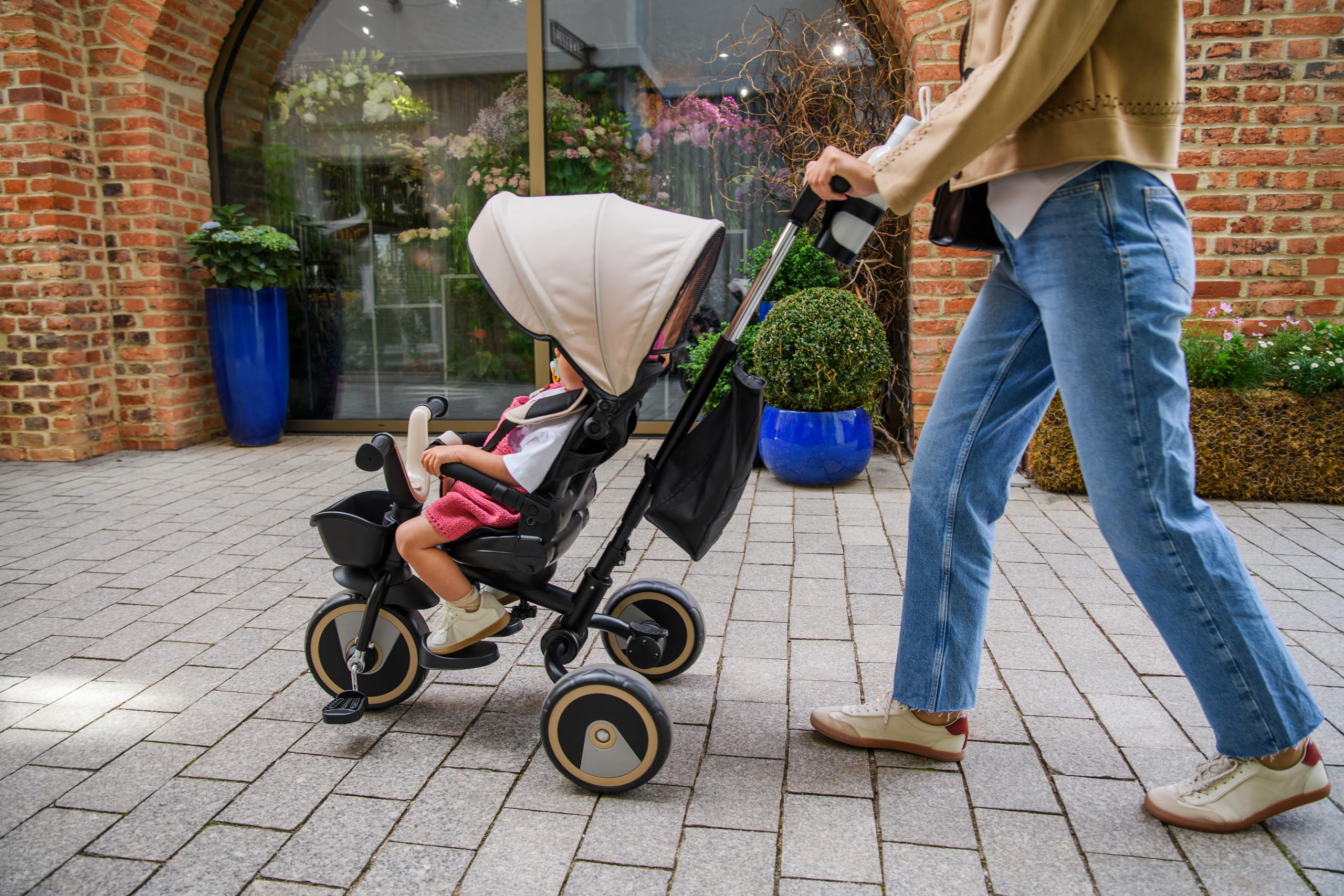 Triciclo per bambini MoMi IVI, seduta girevole 360°, cinture a 3 punti, poggiapiedi, tettuccio parasole, ruote EVA, manubrio regolabile, borsa e cestino portaoggetti