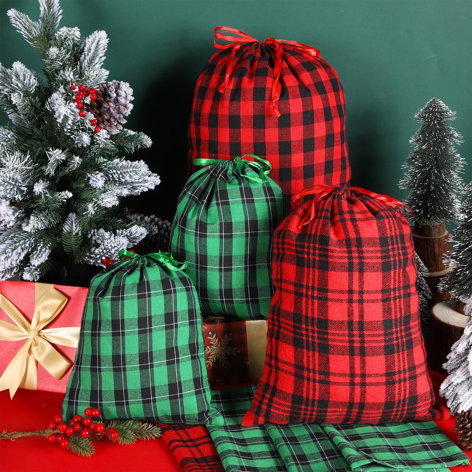SATINIOR Lot de 12 sacs cadeaux de Noël en tissu à carreaux en coton avec cordon de serrage, 50,8 x 40,6 cm, 40,6 x 30,5 cm, 30,5 x 25,4 cm, rouge et vert