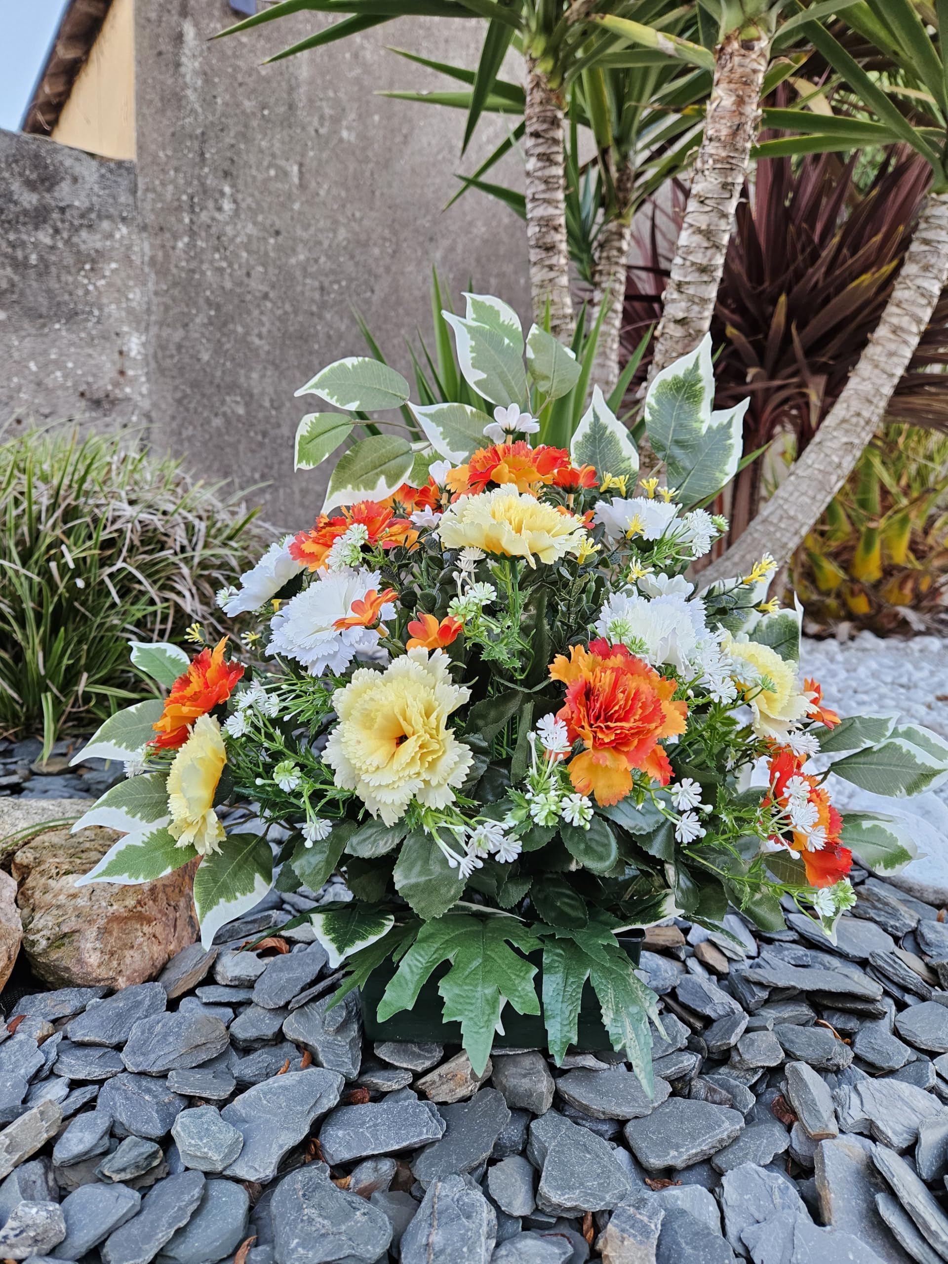 Composition De Fleurs Artificielles, Lesté Ciment pour Une Parfaite Tenue à L' extérieur. Réalisé par Nos Soins, Fleurs de Qualité. Dimension - Largeur/32cm - Longueur/72cm