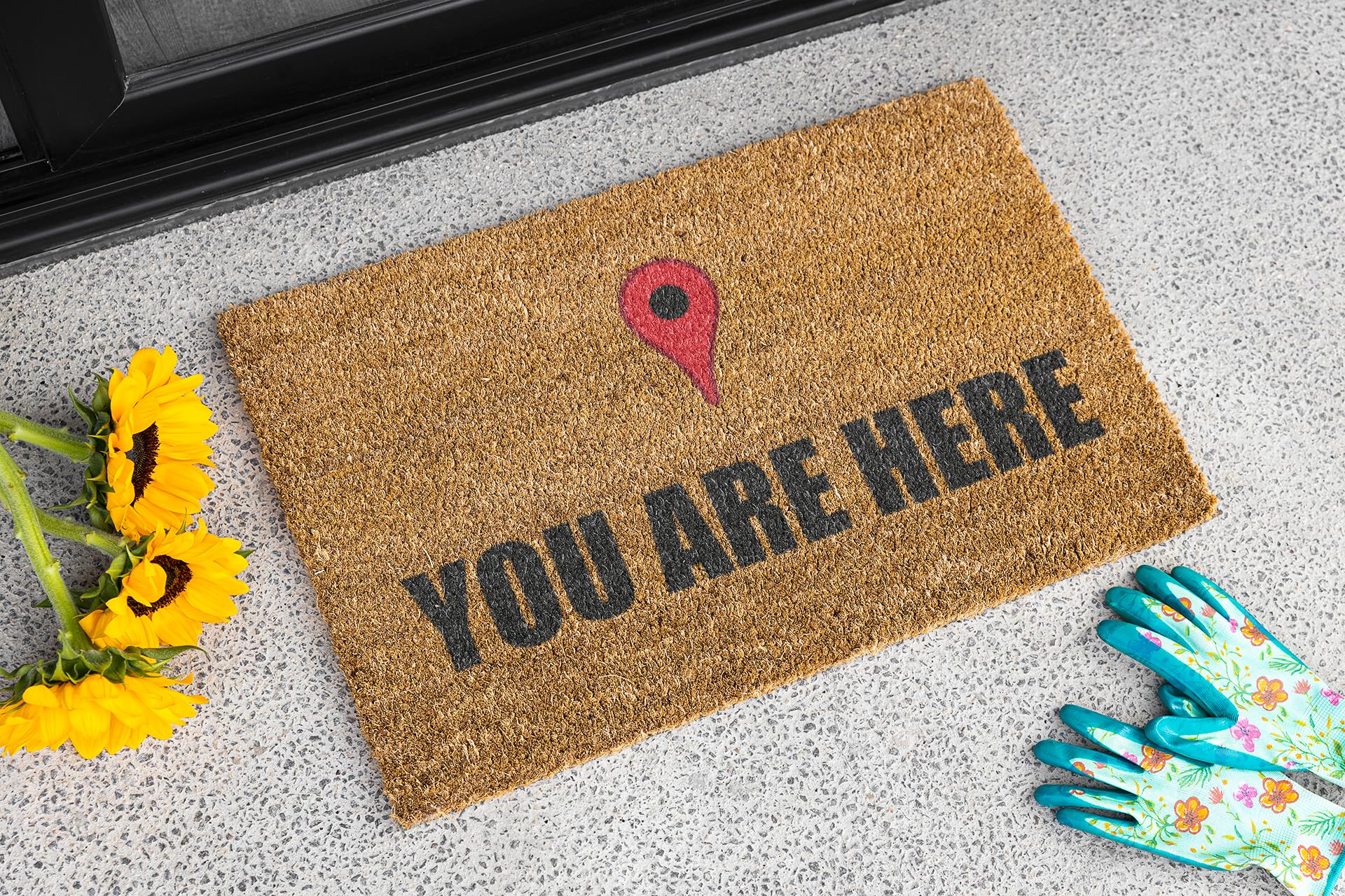 KOKO DOORMATS Zerbino Ingresso casa - Tappeto divertenti in fibra di cocco e base antiscivolo da PVC, da esterno e interno con misure 40x60cm (You Are Here)