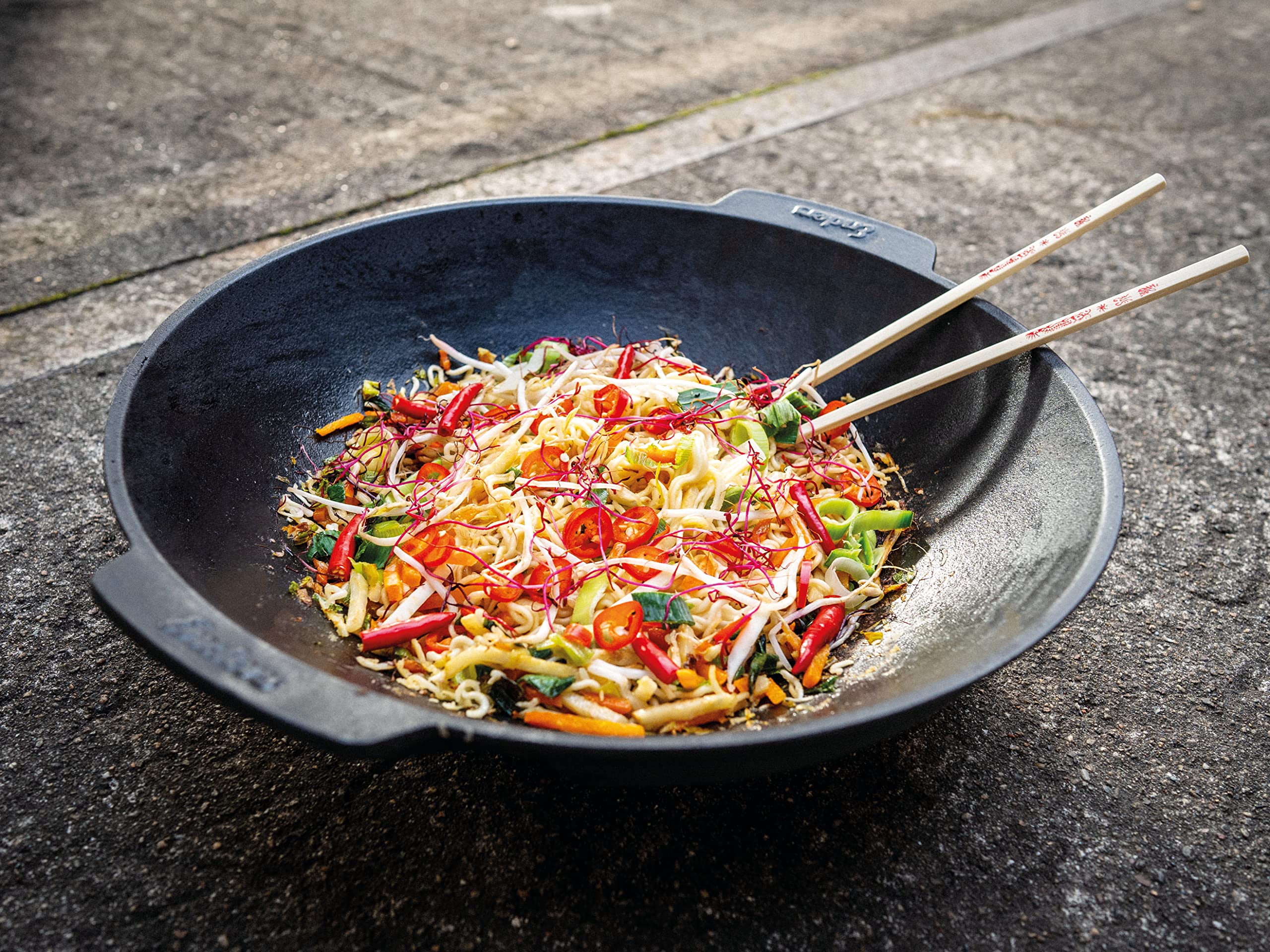 Enders Switch Grid Wok schwarz, aus massiv, emailliertem Gusseisen & PREMIUM GRILLBÜRSTE MIT EDELSTAHLBORSTEN 8814 Kunststoffgriff