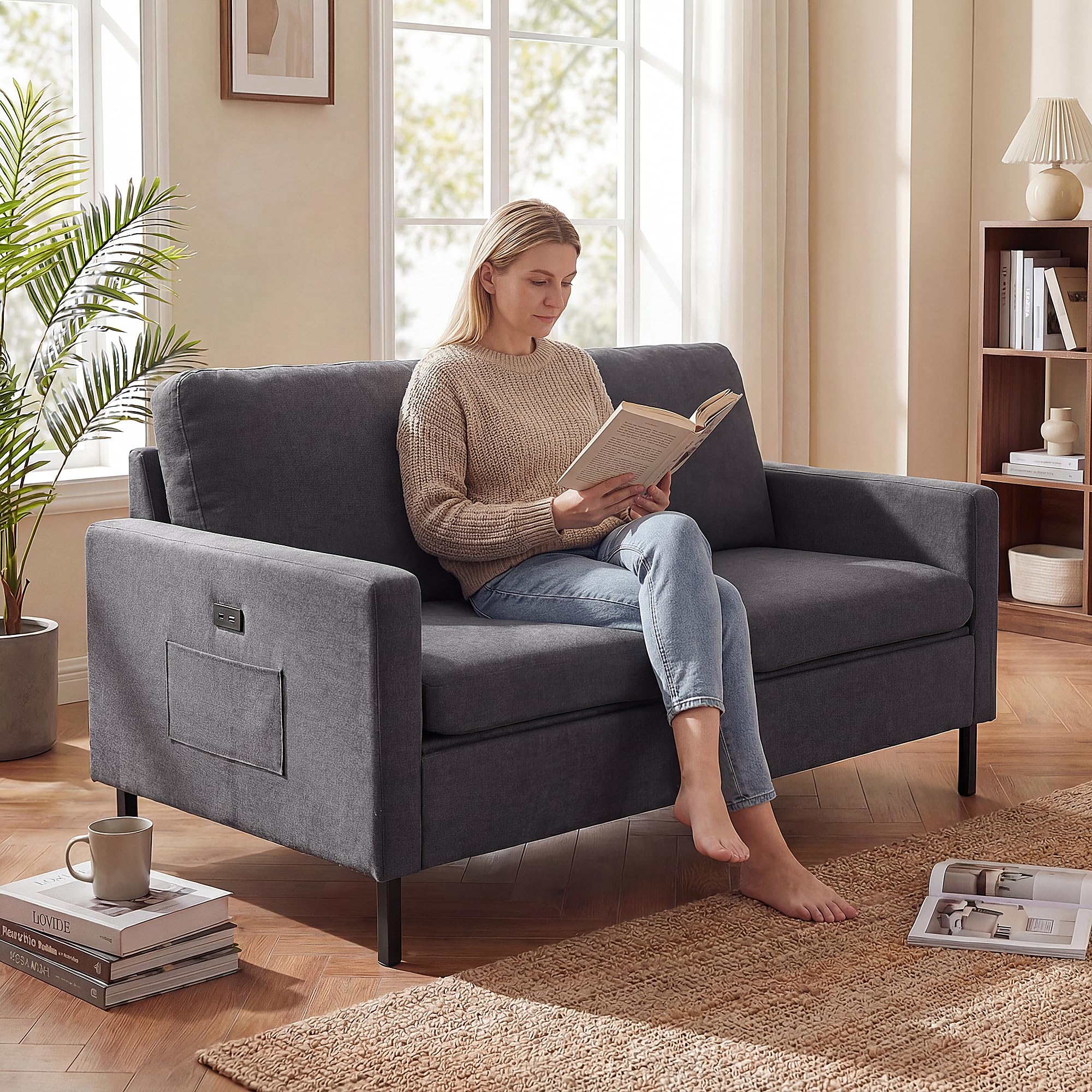 ROCSUMOO Kleines Sofa 2 Sitzer, 143 cm 2 er Couch (Dunkelgrau) | mit 2 USB-Ladeanschlüssen & Aufbewahrungstasche, Modernes Zweisitzer-Sofa, Kleine Wohnzimmer Couch