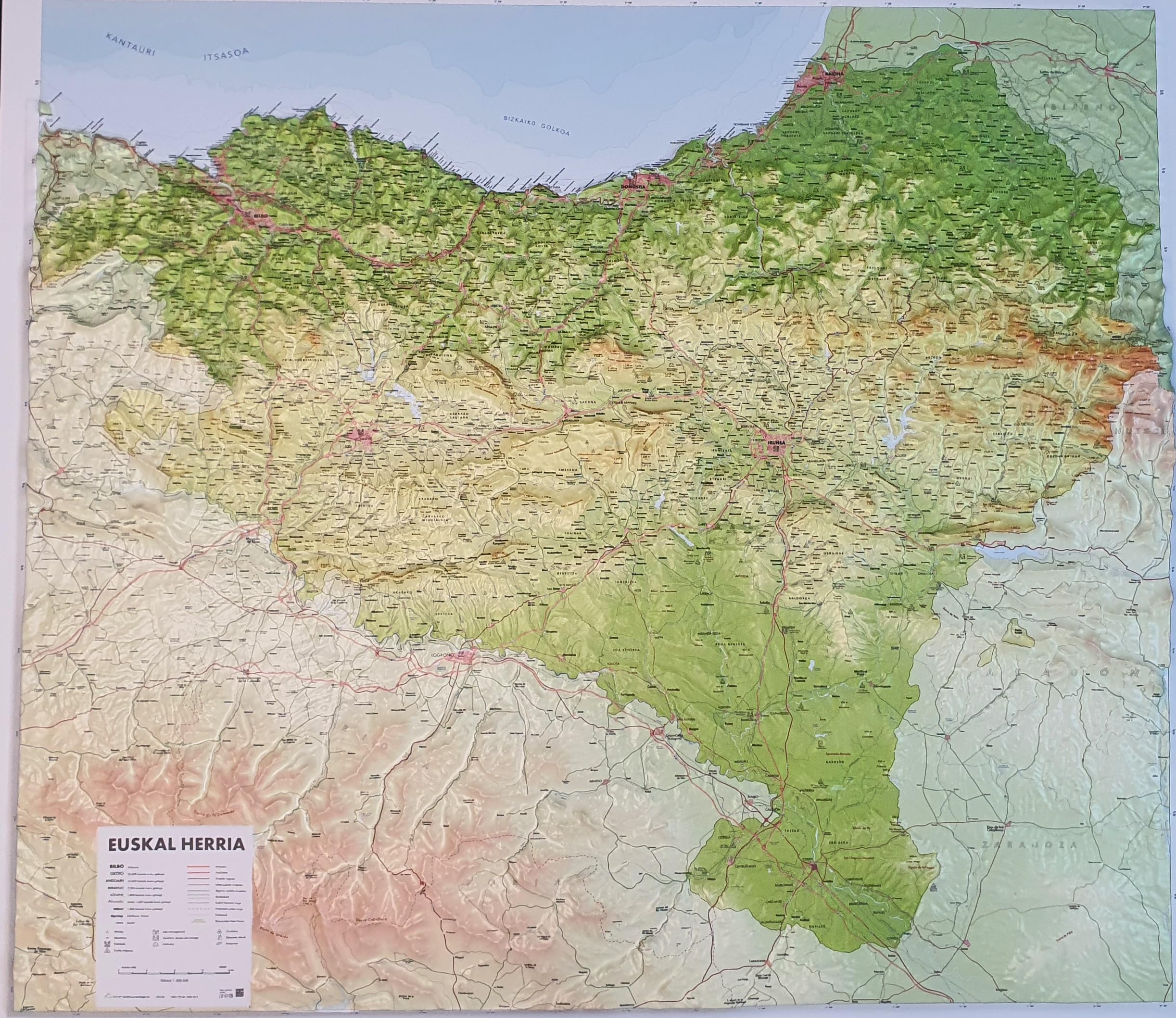 Mapa en relieve Euskal Herria. Escala 1:230.000, 105x95 cm