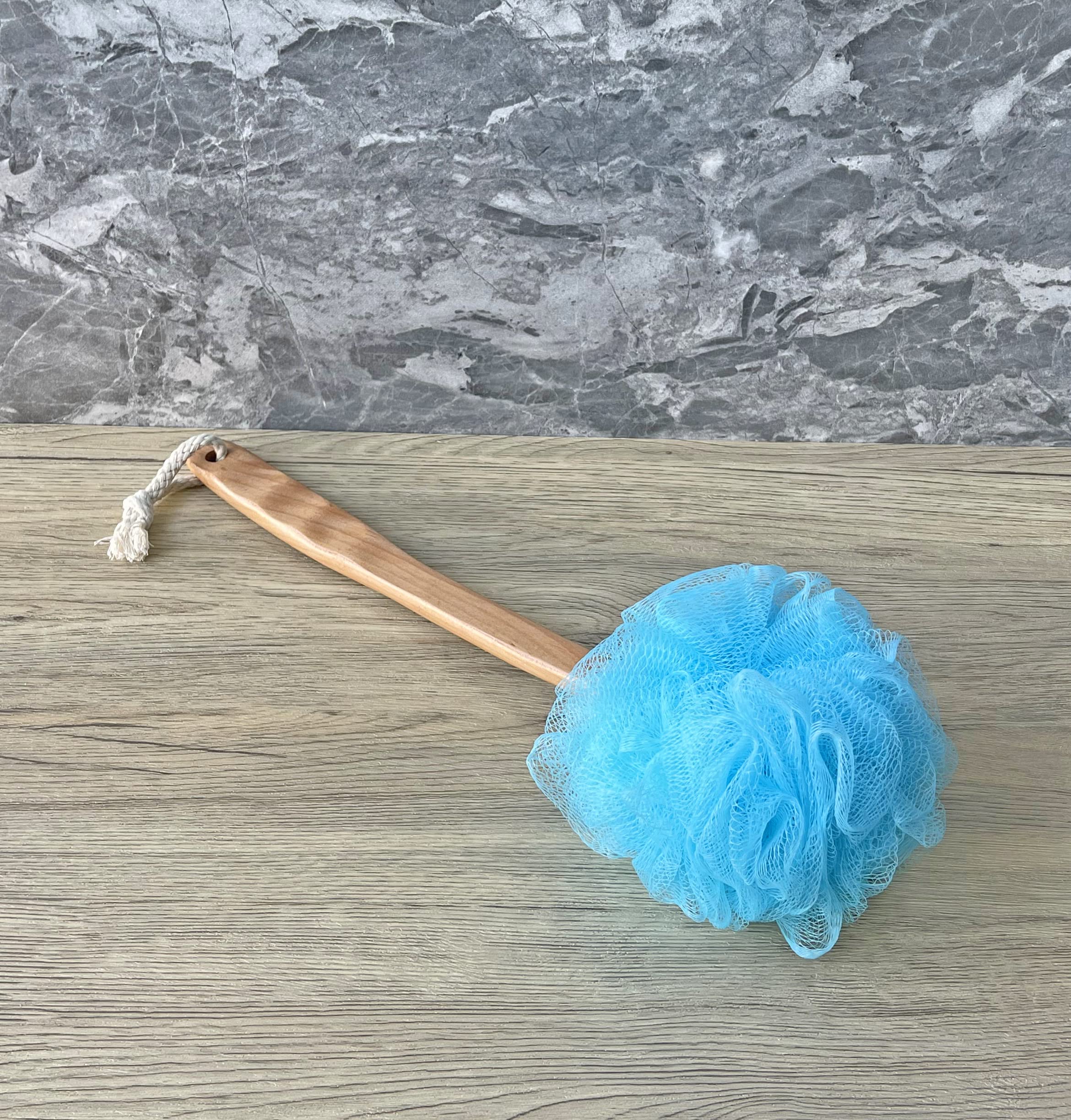 Luffa prysznicowa szczotka do ciała i pleców - złuszczająca szczotka do kąpieli Loofah Luffa na patyku - z długim drewnianym uchwytem szczotka do pleców dla mężczyzn i kobiet - łatwy dostęp do płynu