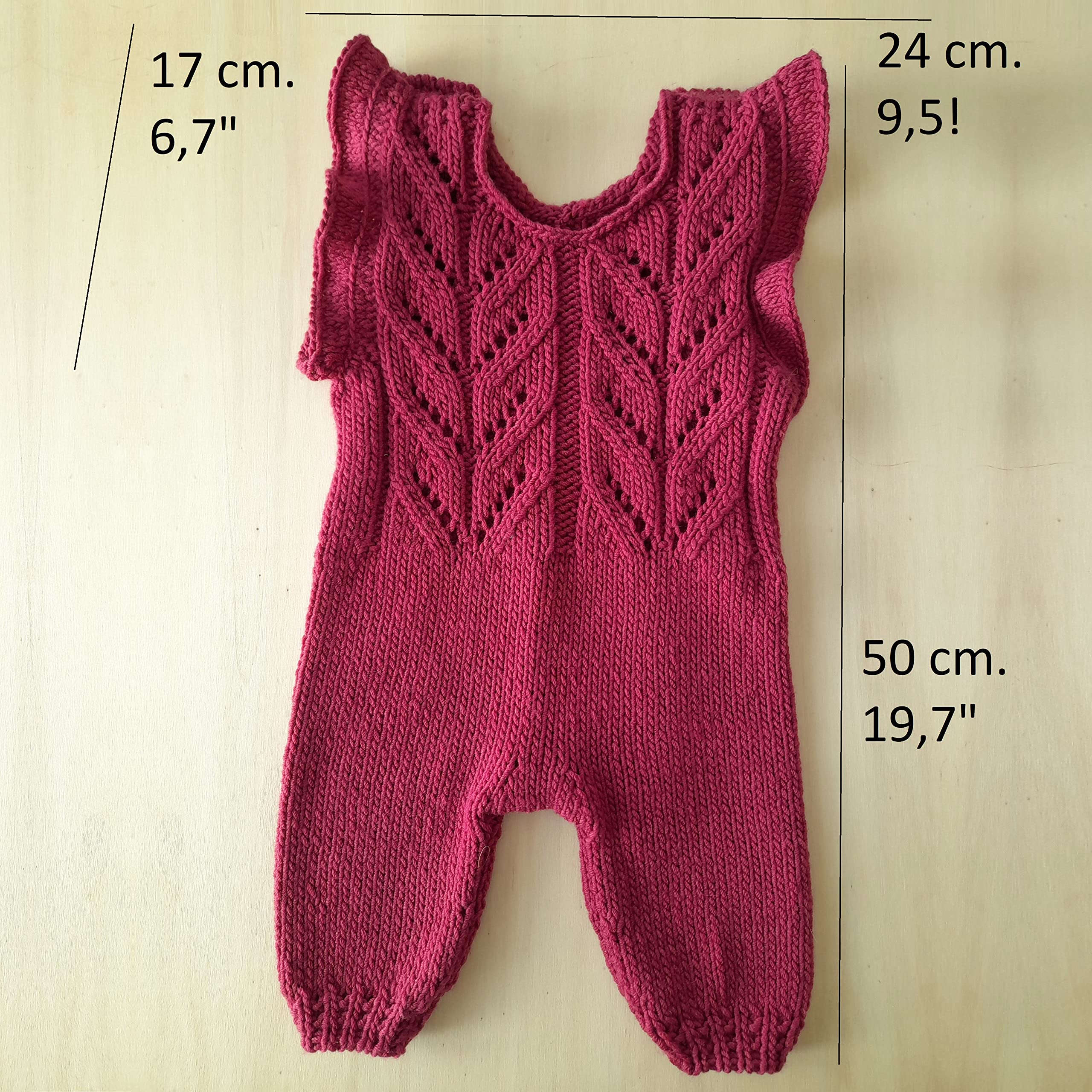 Pagliaccetto neonata fatta a maglia, in lana merino lilla con bottoncini di legno e cuori. Idea regalo di nascita. ARTICOLO ORIGINALE E UNICO MOMpATchWORK