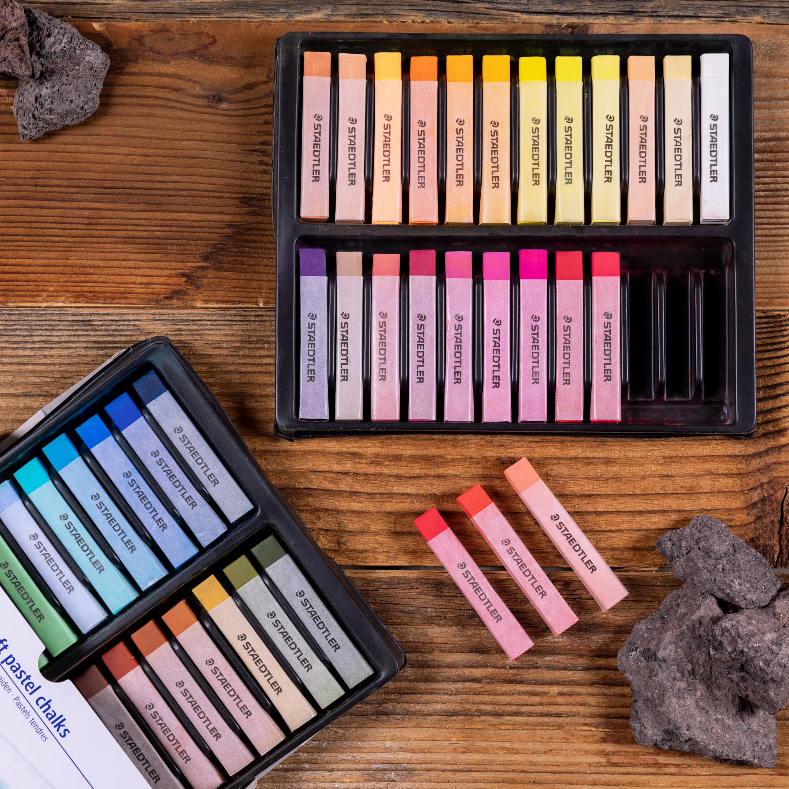 STAEDTLER 2430 C48 miękkie kredki pastelowe (wysoki stopień odporności na światło, miękka kreska, łatwe do ścierania, kartonowe etui w 48 żywych kolorach)