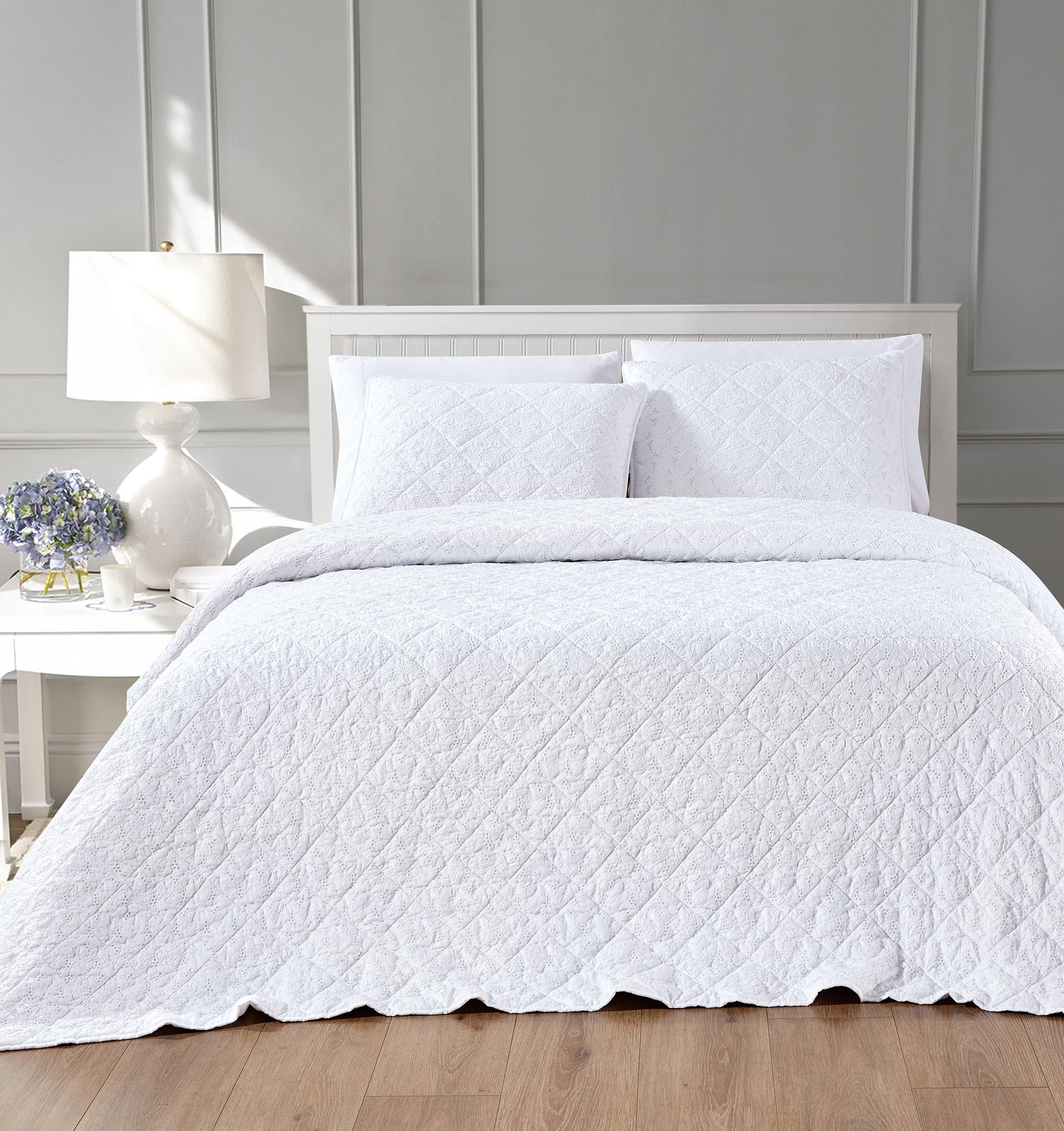Colcha Boutí Cama 135 (235x270) Blanca Estampada - Moderna y Ligera con Diseño Artesanal 100% Microfibra Extrasuave - Cubrecama para Verano y Entretiempo con 2 Fundas de Almohada (50x70) (Taipei)