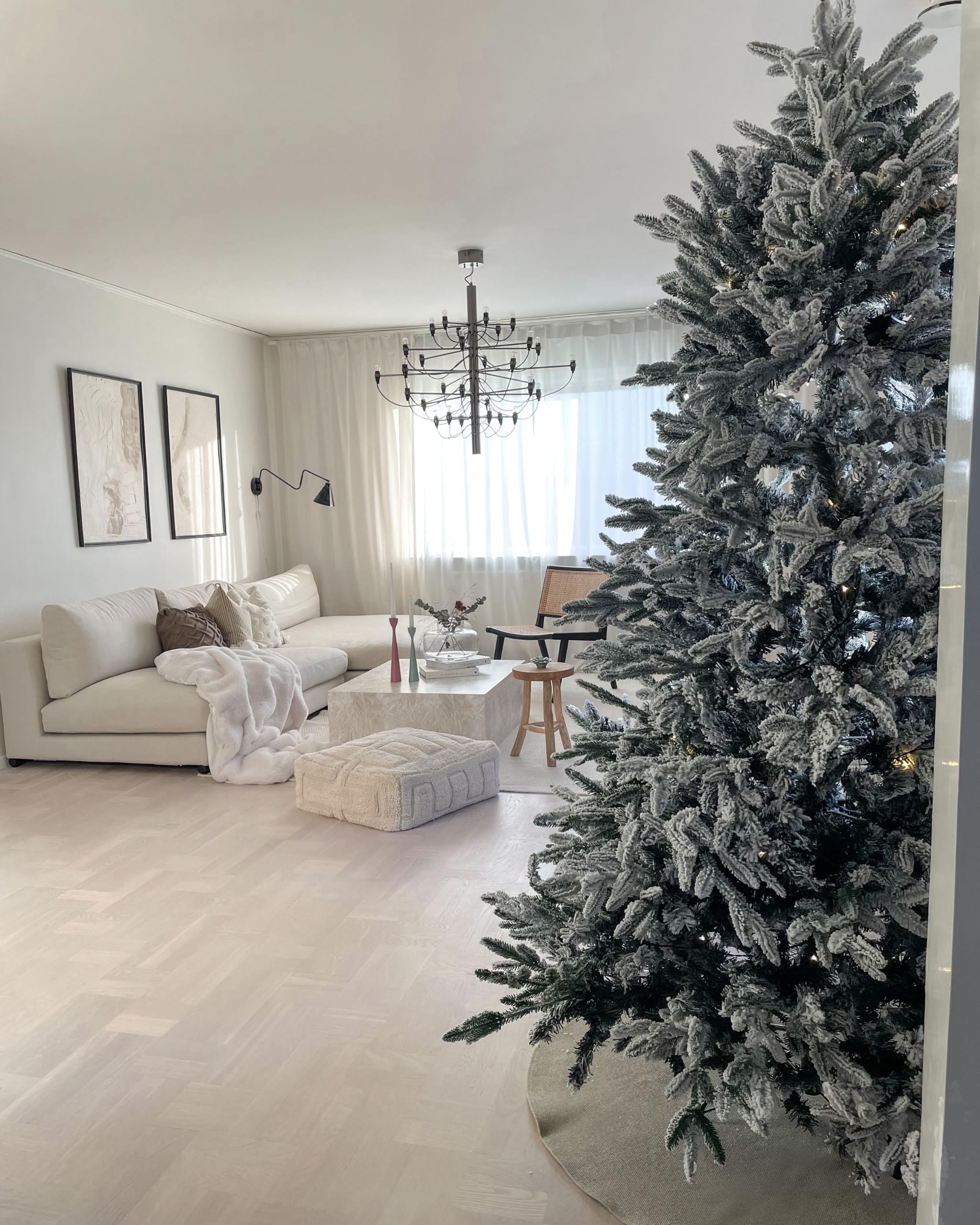 Sapin de Noël Artificiel Effet Neige 180 cm Aspect Naturel et Réaliste Parfait pour Tout Intérieur de Fêtes Beliani