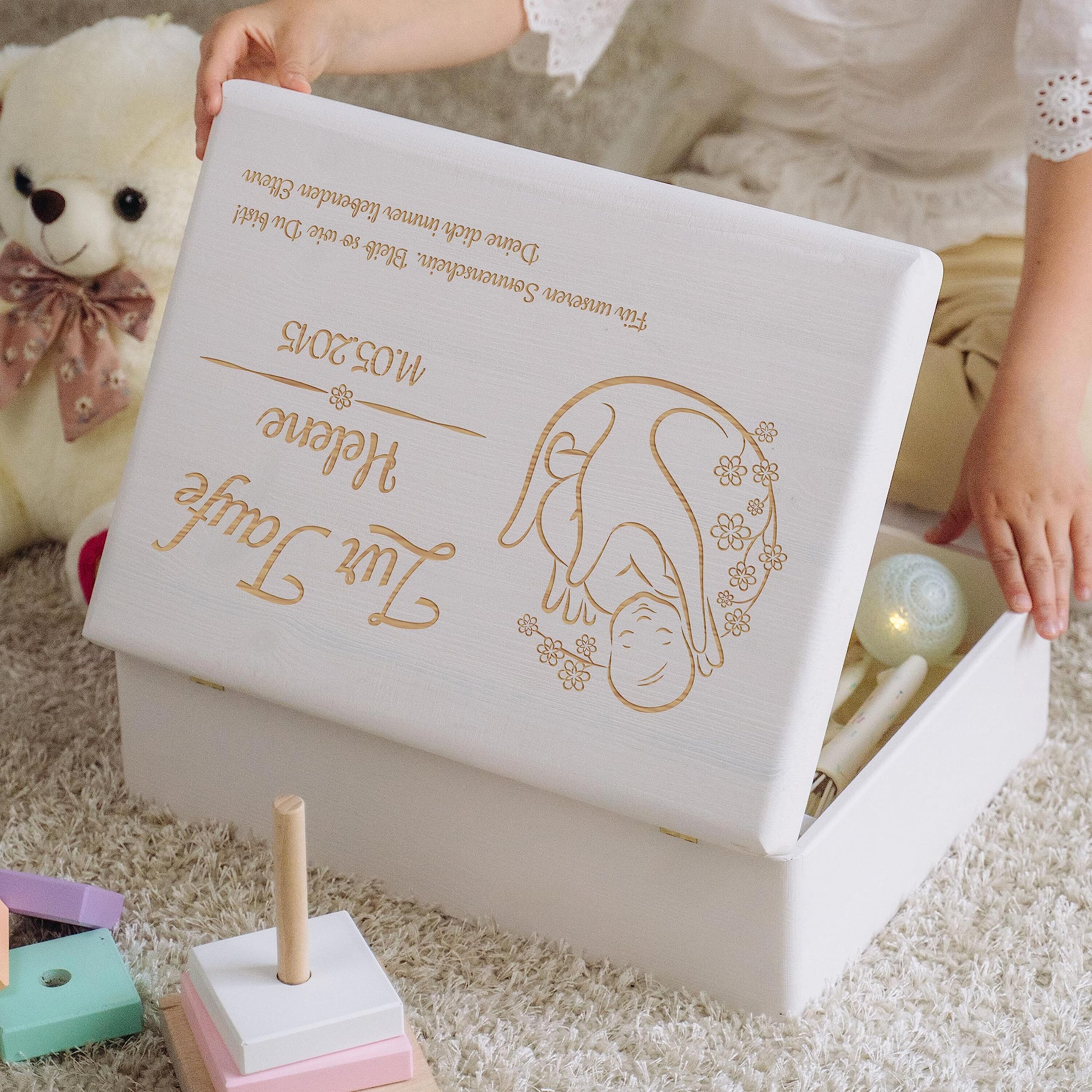 LAUBLUST Holzkiste mit Gravur - Personalisiert mit Name | Datum | WIDMUNG - Weiß Größe L - Blumenbaby Motiv - Geschenkkiste zur Taufe, FSC®