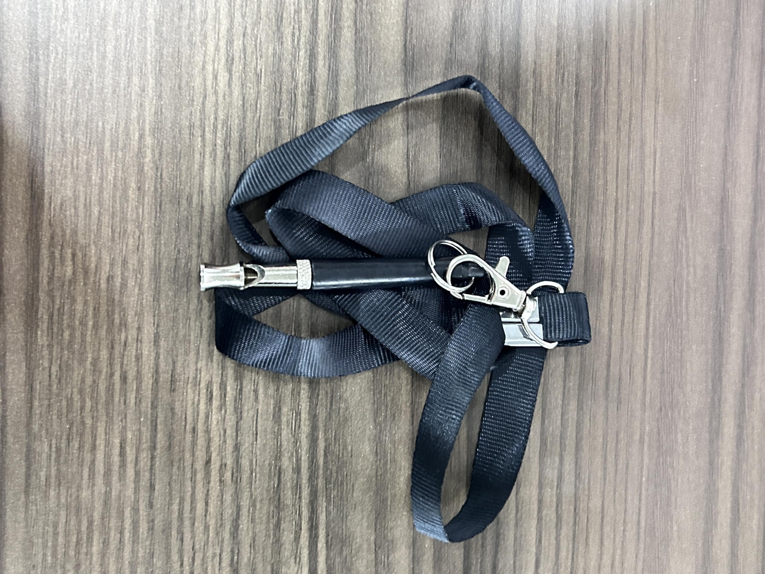Sifflet pour chien, Sifflet à ultrasons haute fréquence silencieux, Fréquence réglable Sifflet d'entraînement pour chien, Convient à la plupart des races – Noir