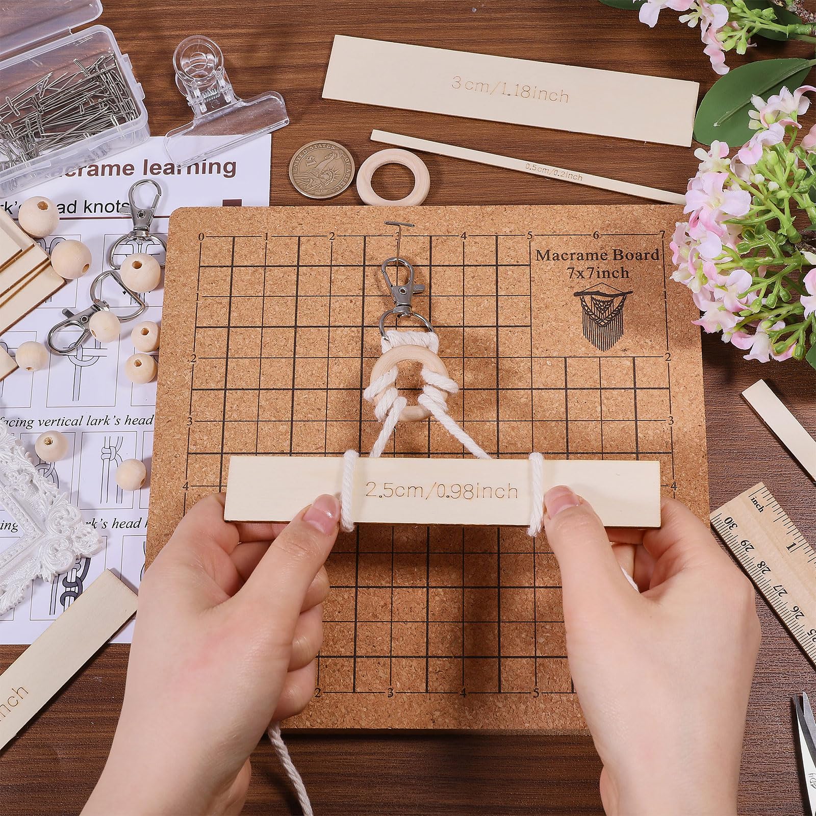 FREEBLOSS 8x8'' Ensemble de Planches en Macramé avec Séparateur de Tissage Planche en Bois et Épingles avec 10 Porte Clés pour Tressage Kits de Macramé pour Adultes Débutants
