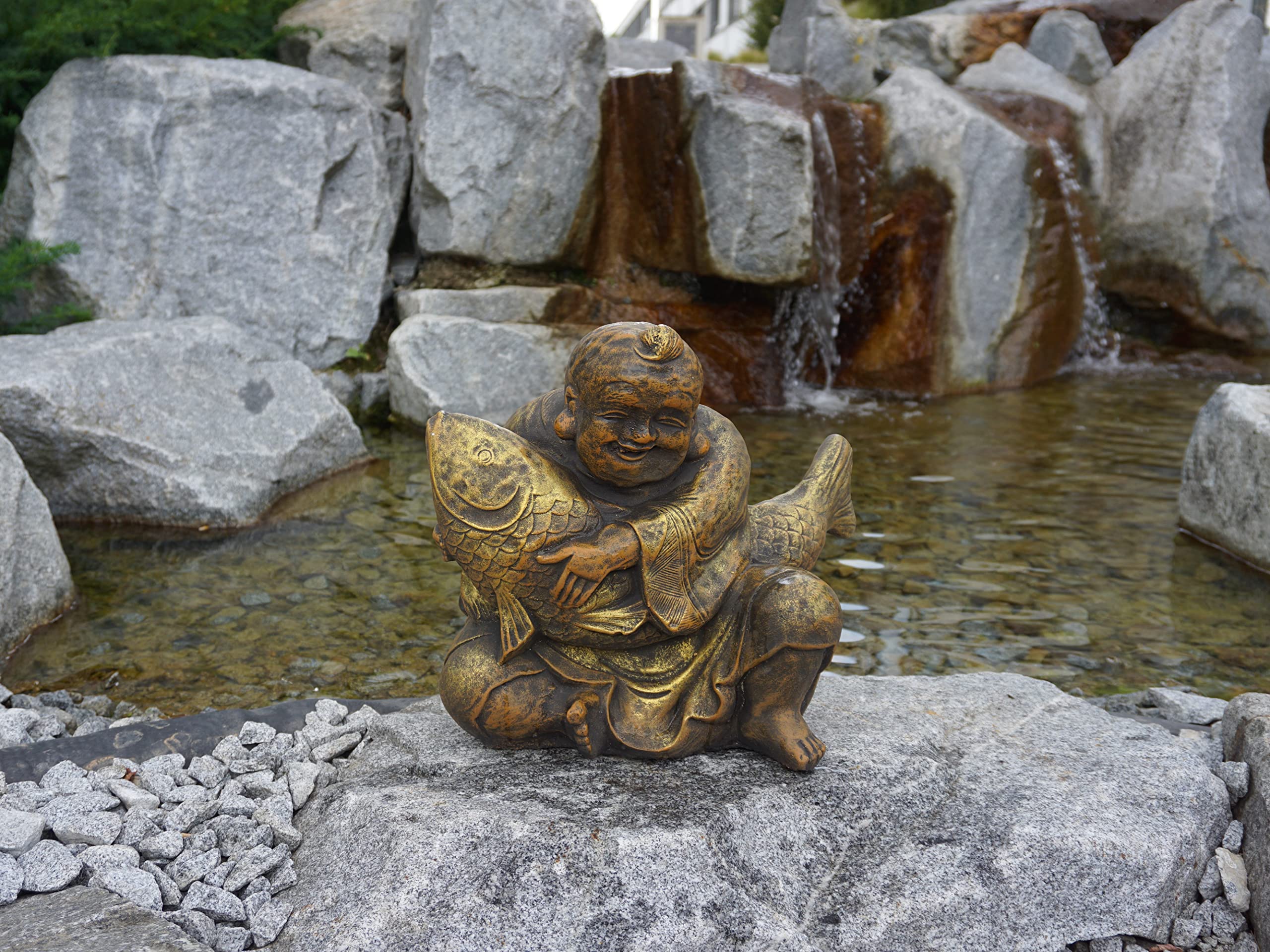 gartendekoparadies.de Buddha mit Koi Karpfen, Steinfigur, H. 33 cm, 21 kg, Grau, frostsicher aus Steinguss für Außenbereich (Gold)