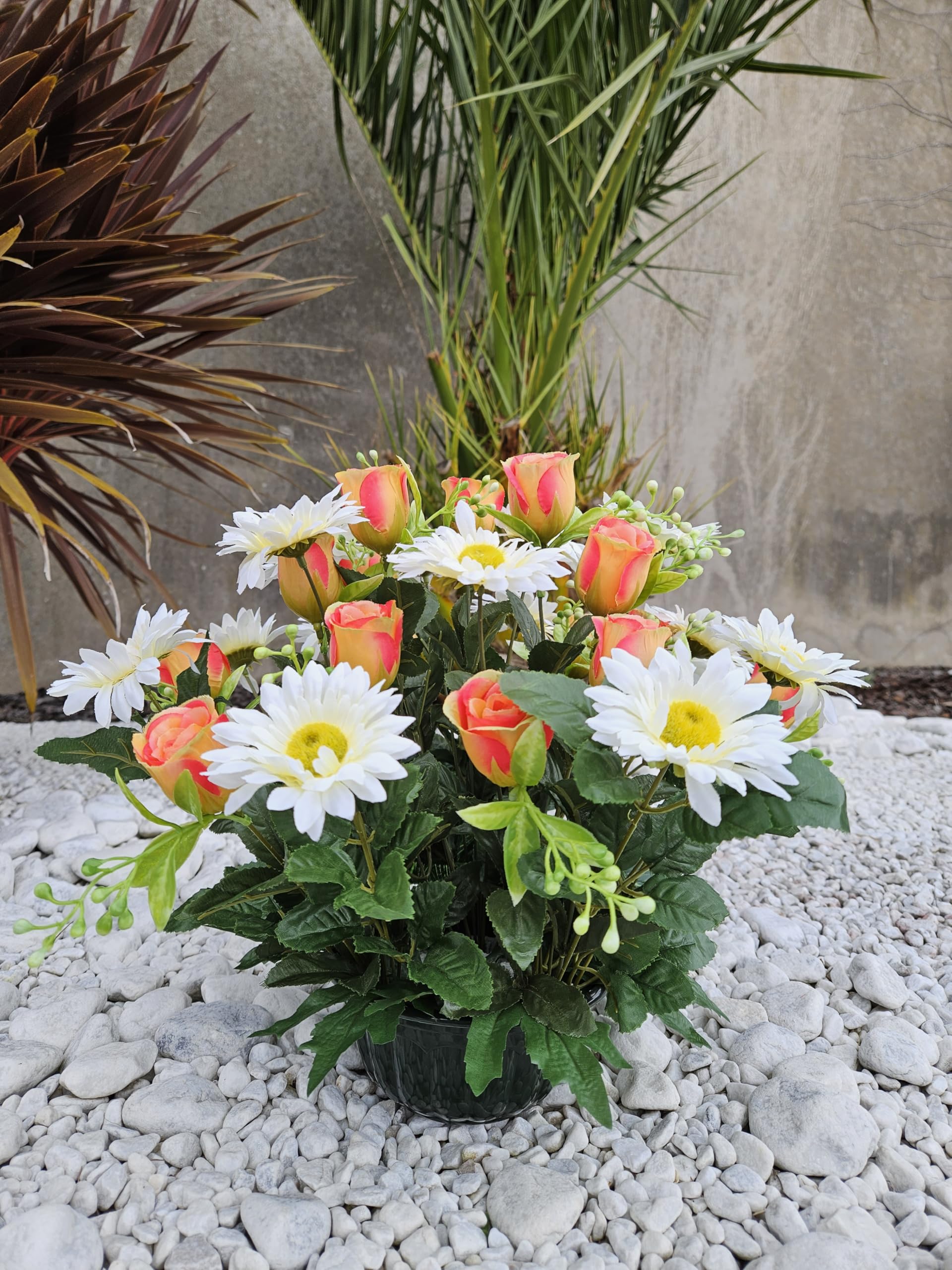 Composition De Fleurs Artificielles Lesté Ciment pour Une Parfaite Tenue à L' Extérieur. Réalisé par Nos Soins, Les Fleurs sont Aussi de Très Bonne Qualité.