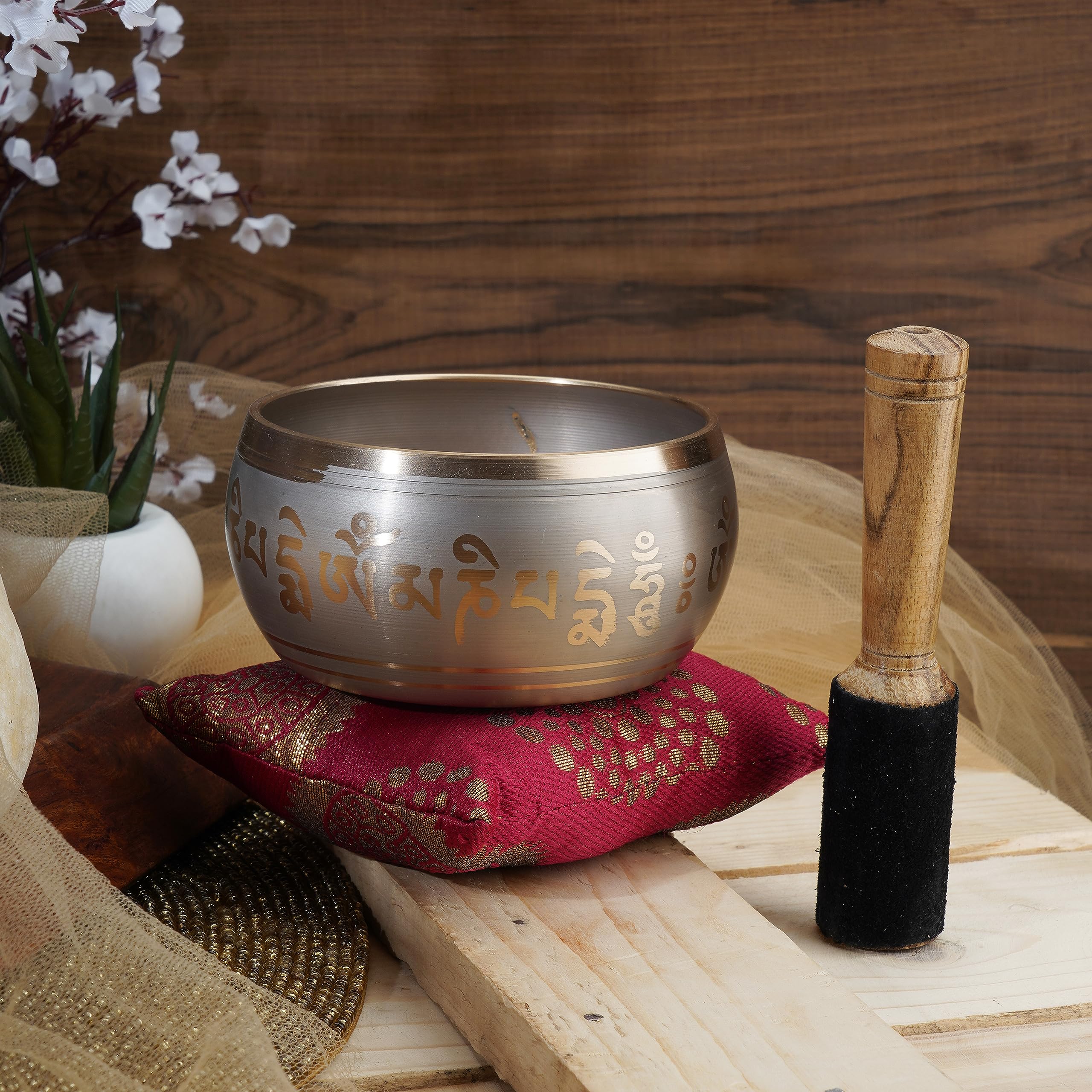 Ajuny Tibetisch-buddhistische Klangschale Buddha Beigefarbener OM-Glocken-Meditationsklang 4 Zoll Durchmesser fur Entspannung und Meditationszubehor Stab und Kissen im Lieferumfang enthalten