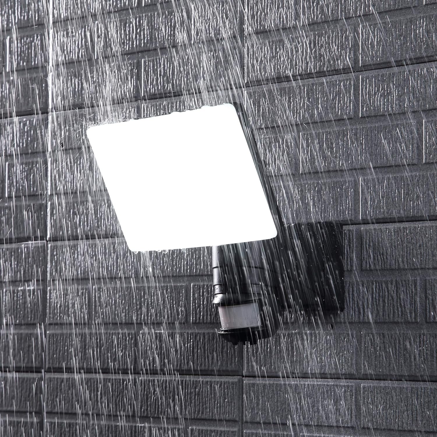 Link2Home EM-WR1600B Flood Light being rained on