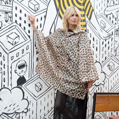 reisenthel mini maxi poncho leo macchiato – Klein verpackter Regencape aus hochwertigem Polyestergewebe – Ansprechendes Design mit weiter Kragenöffnung