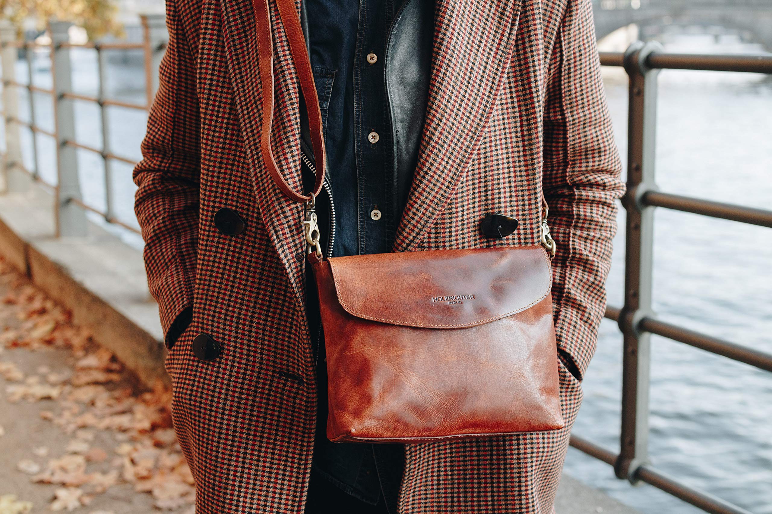 HOLZRICHTER Berlin - Umhängetasche aus Leder für Damen (No 1-2), 18x23,5x7 cm Schultertasche, Handgefertigte Crossbody Bag, Handtasche in Braun und Schwarz