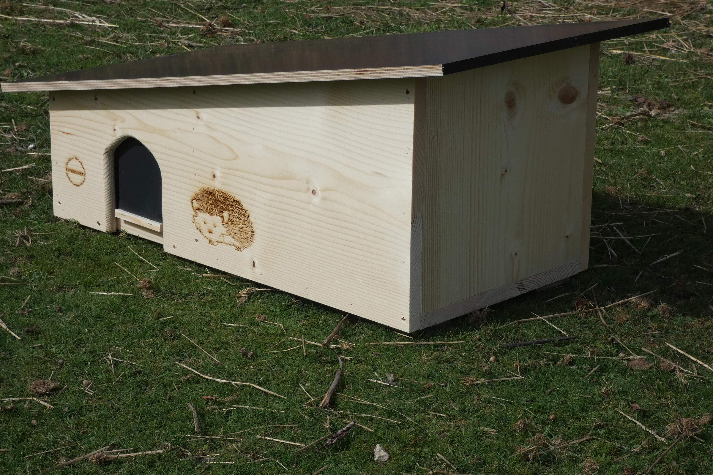 Kein Bausatz: Mega Igelhaus 80cm x 40cm x 32cm Igelhotel 18mm Fichtenholz Witterungsbeständig Winterfest Labyrintheingang easytouch-Rattenklappe und Boden, Herstellung in Niederbayern
