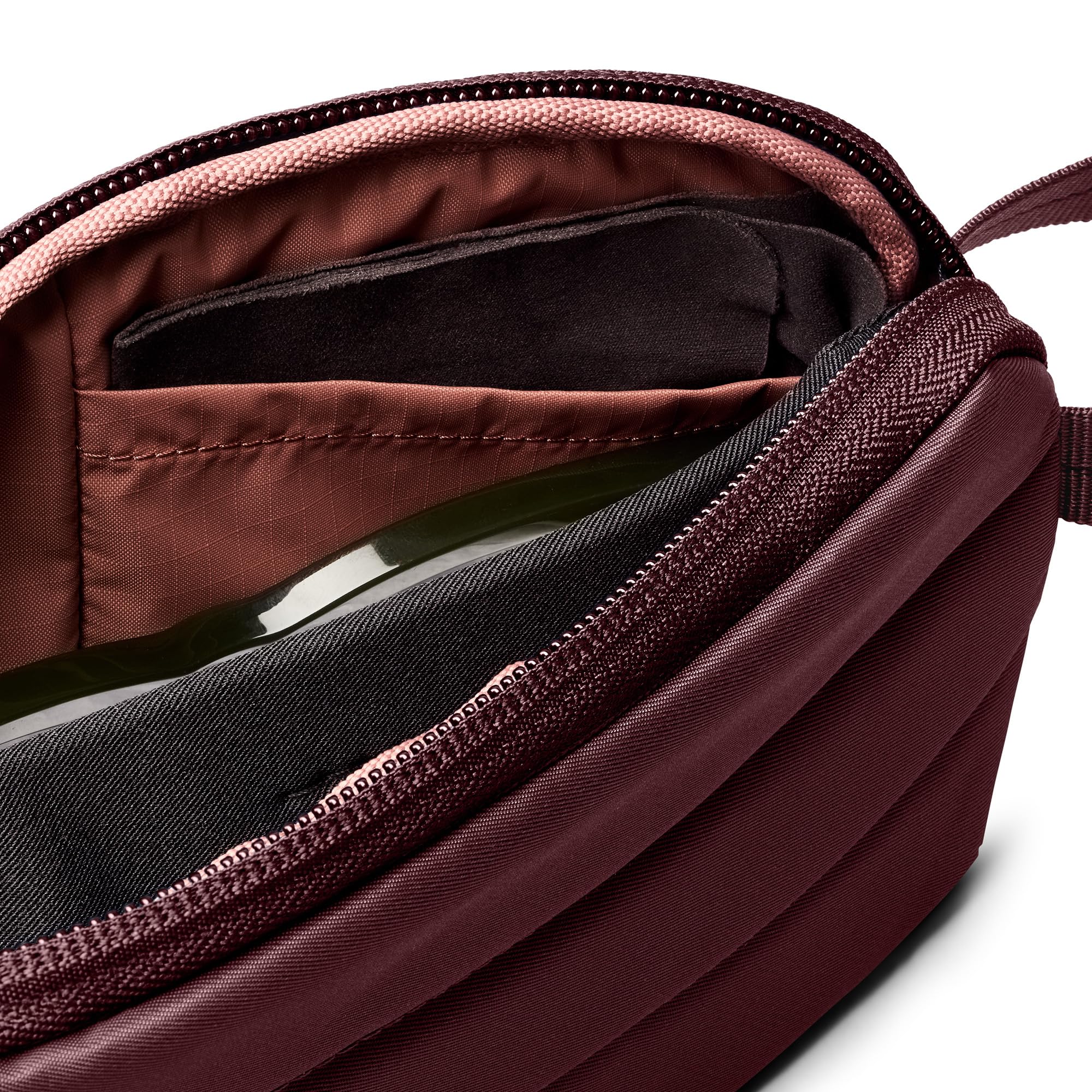 Bellroy Laneway Sunglasses Pocket, Gepolstertes Brillenetui - Fig | 0.65L gepolstertes Brillenetui mit Innentasche und zwei Fächern