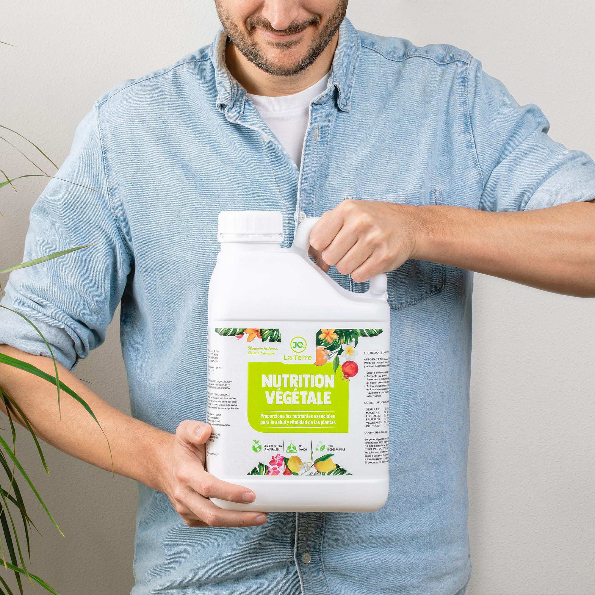 CONCIME LIQUIDO UNIVERSALE 5 LITRI con nutrienti essenziali per Orto, Frutteto, Giardino, Prato, Interni ed Esterni. Crescita delle foglie e dei frutti, radicazione e resistenza.