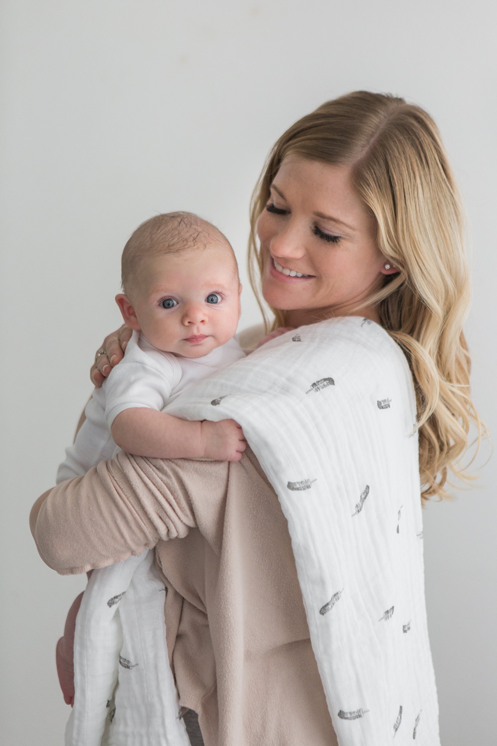 Amazing Baby by Swaddledesigns, Manta de Muselina Para Bebé, Algodón Prémium, Pluma Pequeña, Gris y Negro Suave