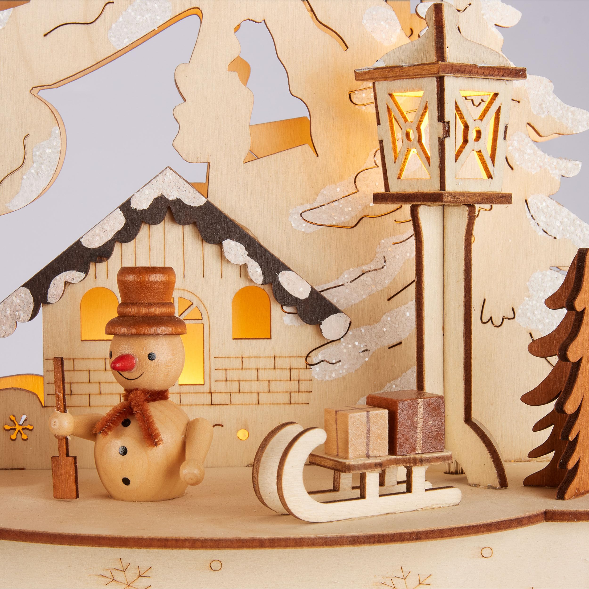 BRUBAKER 3D Lichterbogen - LED Schwibbogen - Dorf in verschneiter Winterlandschaft - Weihnachtsbeleuchtung aus Holz Natur - 27 x 45 x 12 cm - Handbemalte Weihnachtsdeko für Tisch & Fensterbank