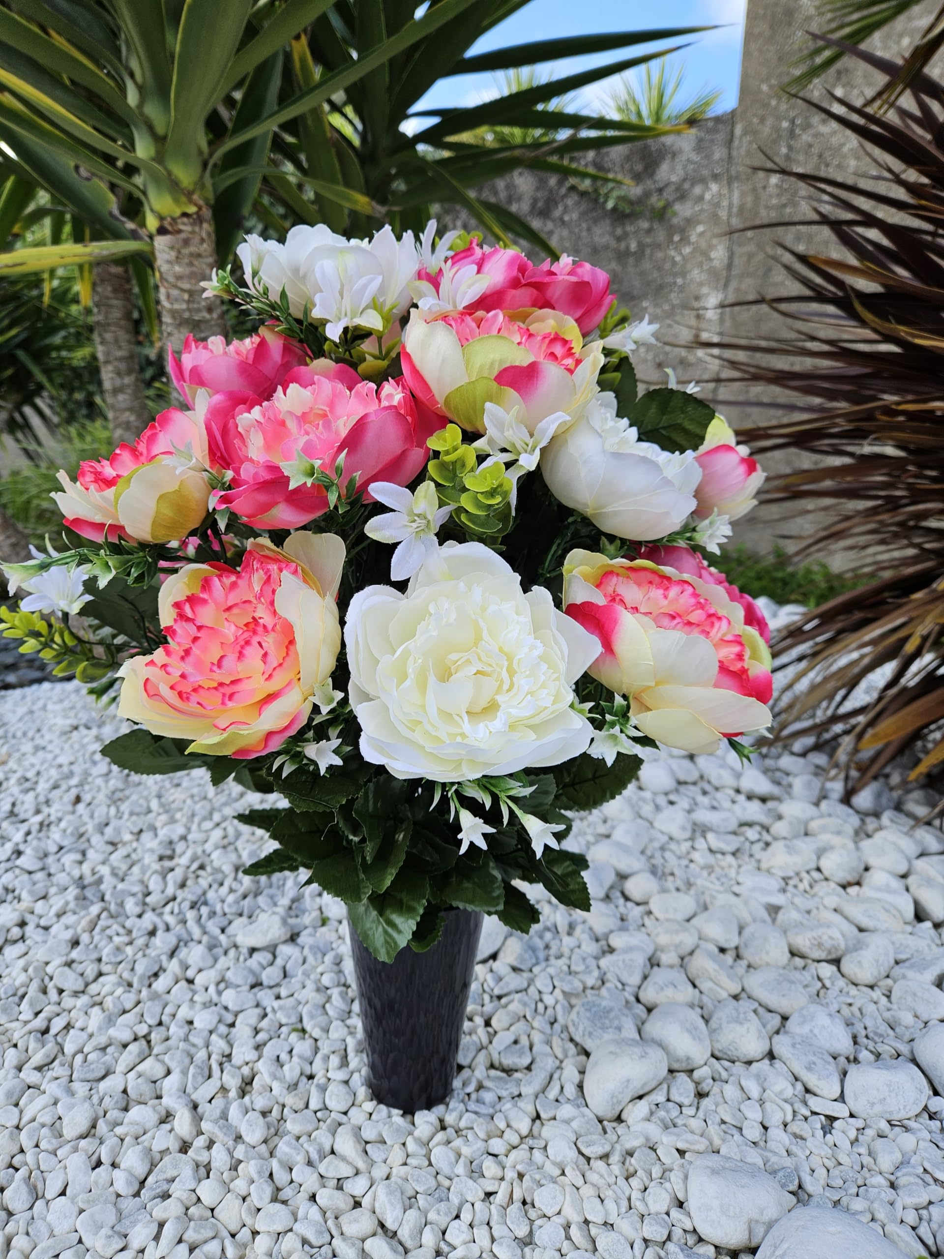 Composition De Fleurs Artificielles en Cône Lesté Ciment pour Une Parfaite Tenue De Votre Bouquet De Fleurs. Dimension - Hauteur/54cm.