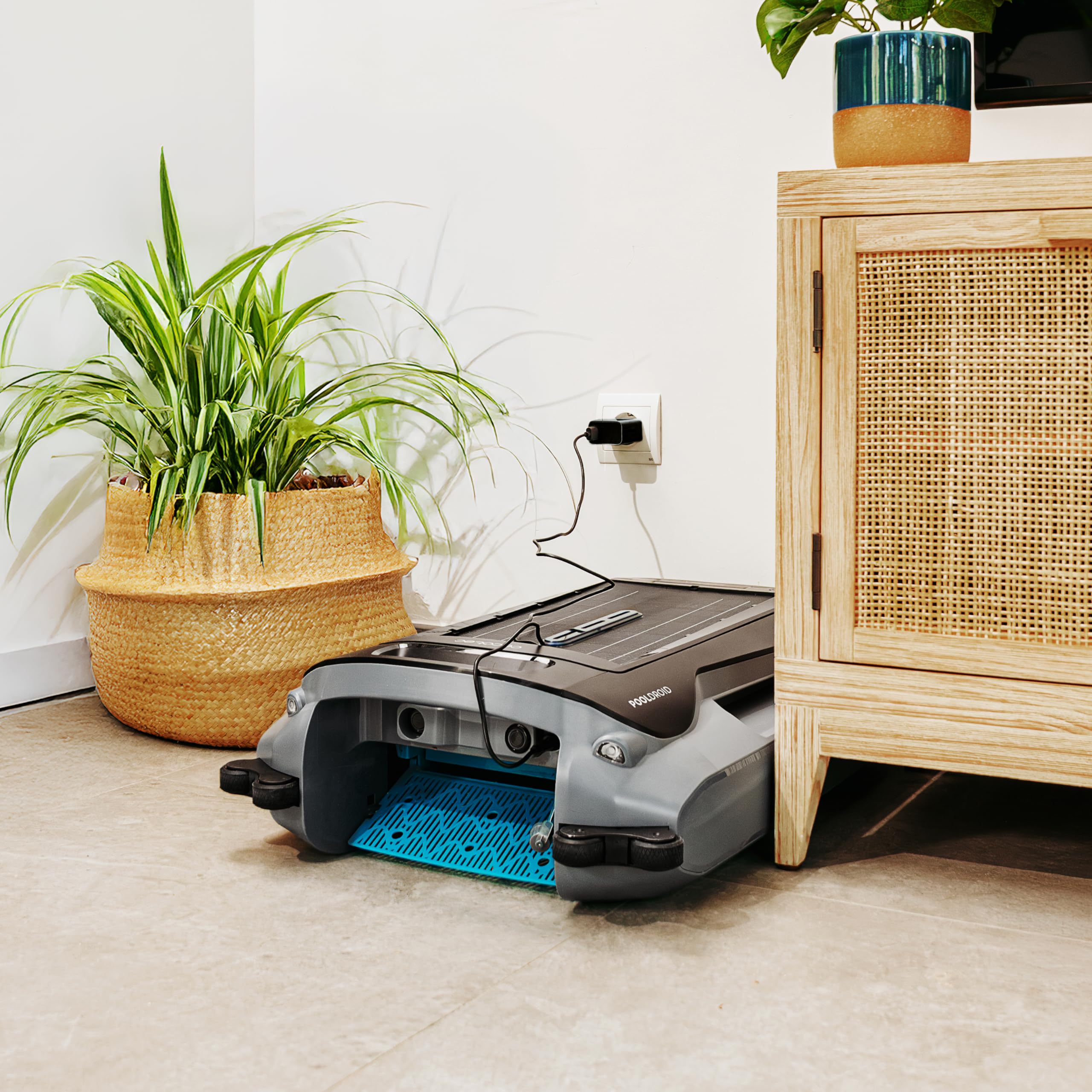 Cecotec Robot Pulitore Piscina Senza Fili Conga Pooldroid AquaSkater, Per Superficie e Linea di Galleggiamento, Carica Solare, Autonomia 16h, Cestello 4.5L, Filtro da 187.5 μm, Navigazione Sensori