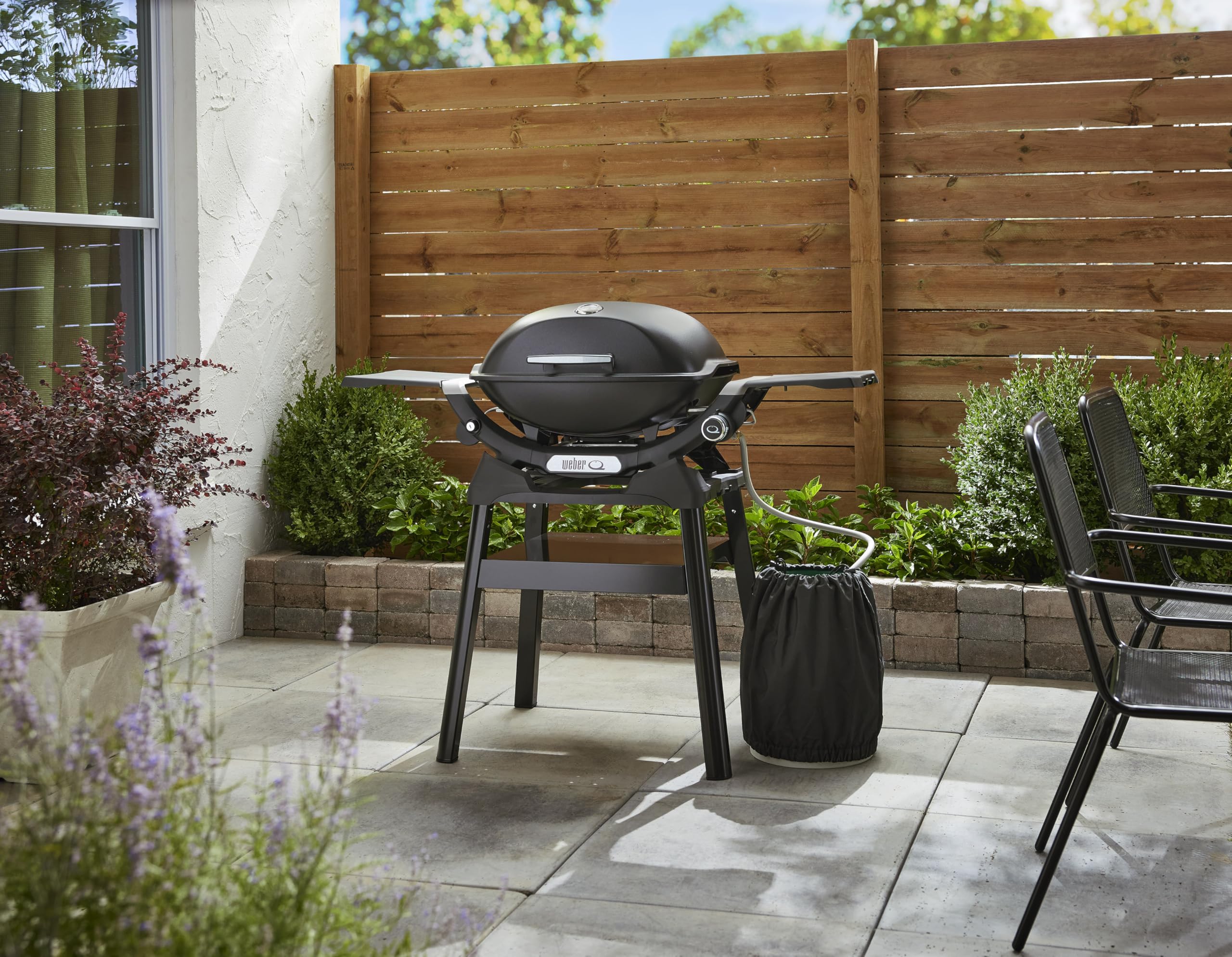 Weber Q 2200N barbecue à gaz avec tablettes latérales et support compact/grill pour terrasses et balcons, avec brûleurs haute performance, grilles en fonte émaillée, noir minuit