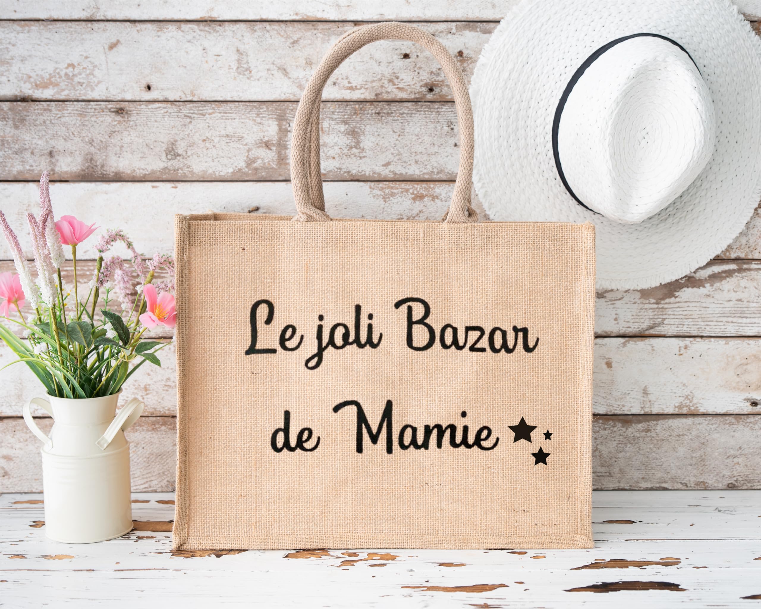 Cadeau Mamie - Sac en Jute "Le Joli Bazar de Mamie" 30x42 cm | Sac Écologique et Pratique pour Mamie | Idée Cadeau Originale pour Noël, Anniversaire ou Fête des Grands-Mères