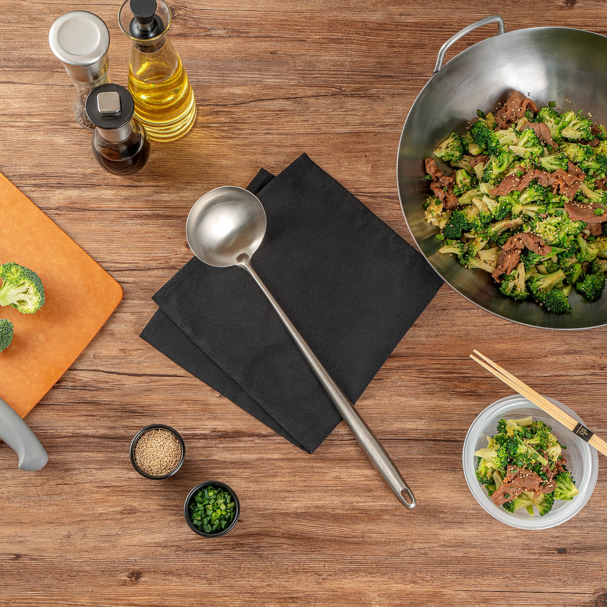 Restaurantware Motomori - Cucharón wok de 17 pulgadas, 1 cuchara de wok lavable en lavavajillas, agujero para colgar, mango extralargo, cucharón de cocina china de acero inoxidable 304, para revolver,
