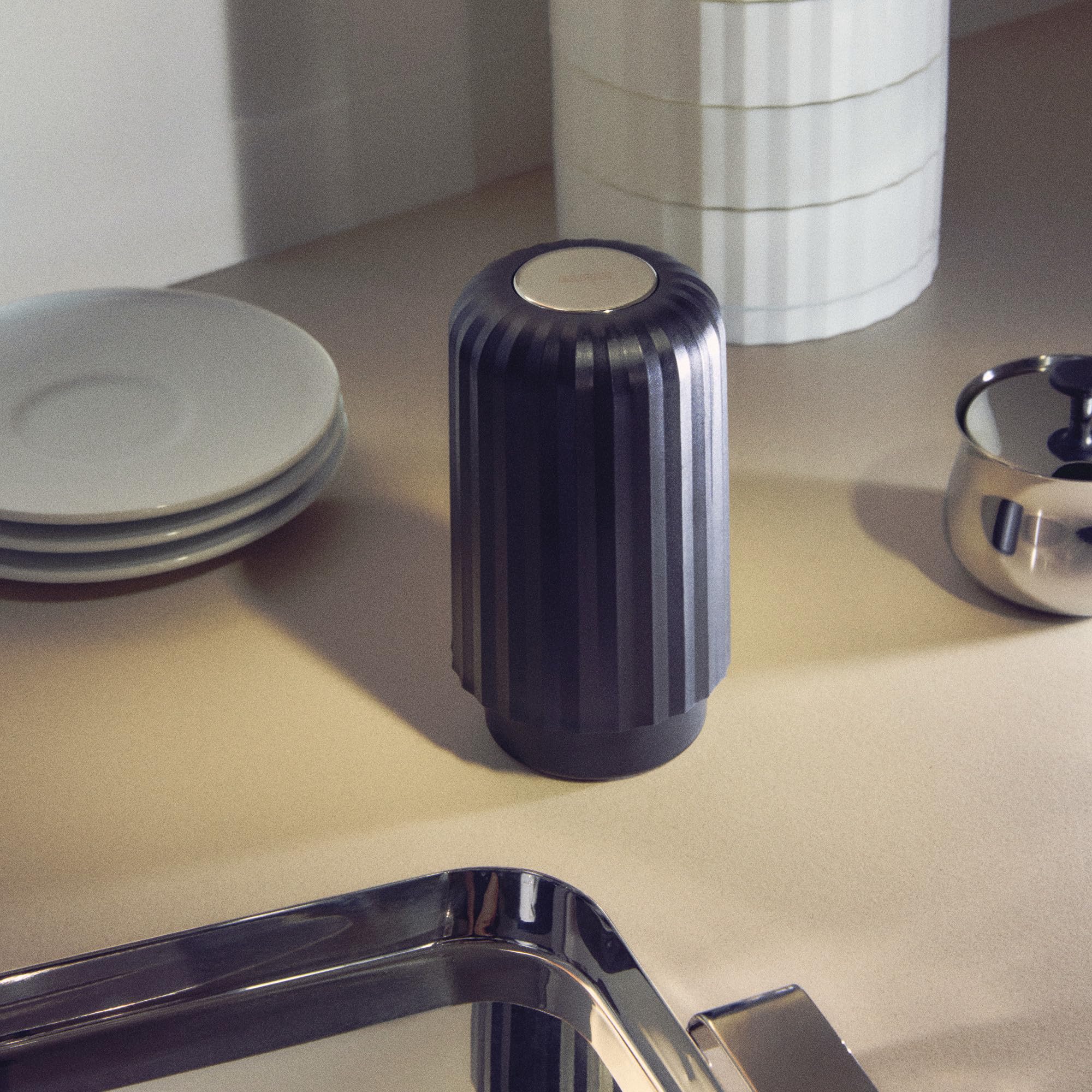 Alessi Plissé MDL20 B - Cápsulas Vacías para Cápsulas Compatibles con Máquinas Nespresso y Vertuo, en Resina Termoplástica, Diámetro 8.3 cm, Negro