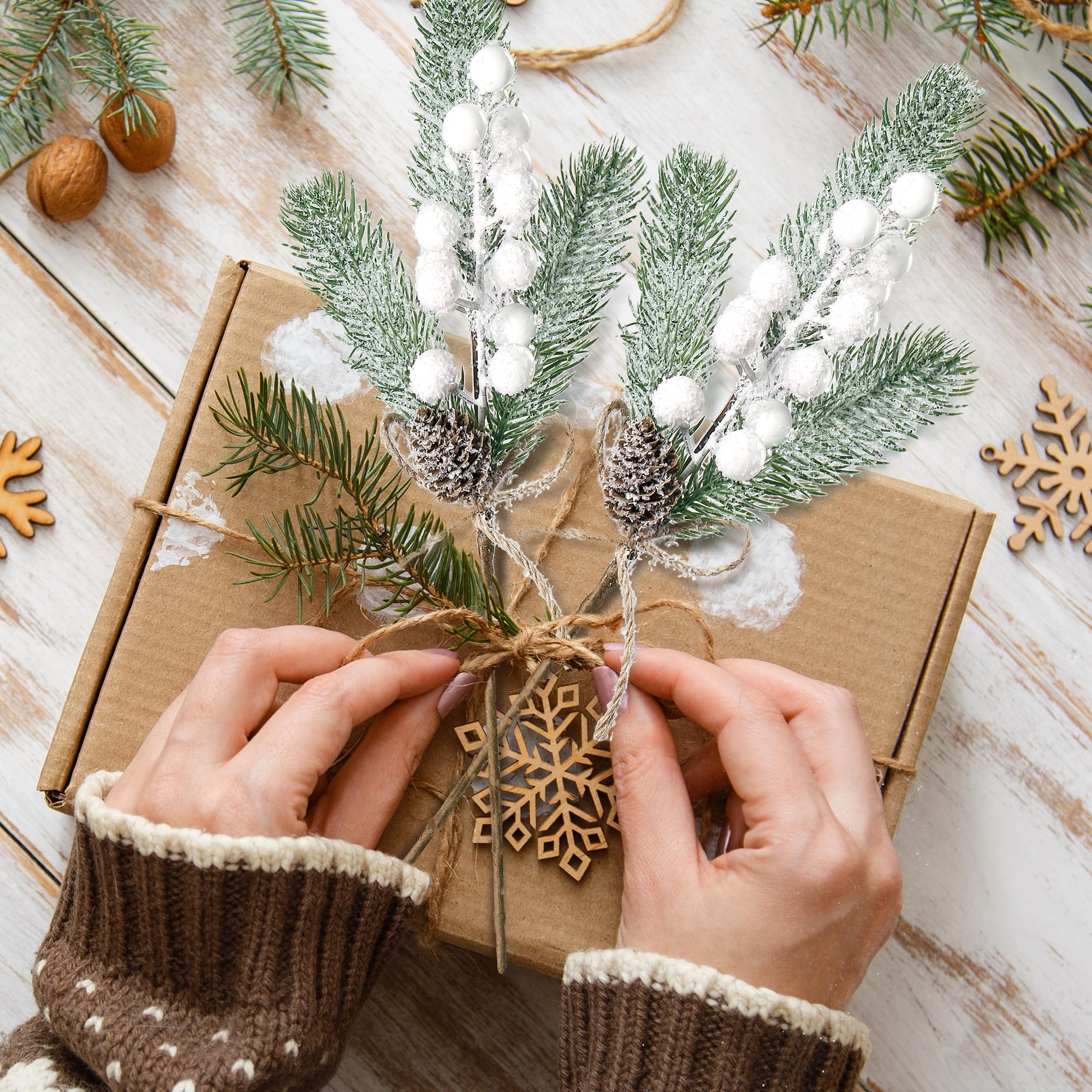 Sggvecsy 8 Stück Schnee gefrostete Weihnachtsbeeren Tannenspieße künstliche weiße Beeren Tannenzweige Faux Tannenzweige mit Tannenzapfen für Weihnachtsbaum Kranz DIY Handwerk Blumenarrangement Urlaub