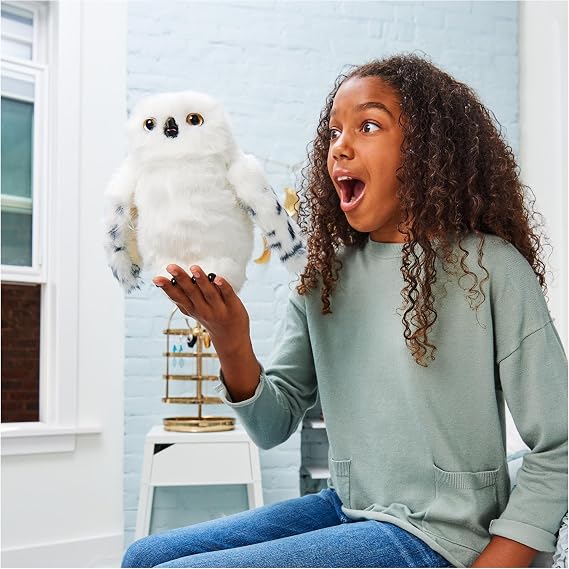 Wizarding World Harry Potter, Enchanting Hedwig Interactive Owl with Over 15 Sounds and Movements and Hogwarts Envelope, Kids Toys for Ages 5 and up