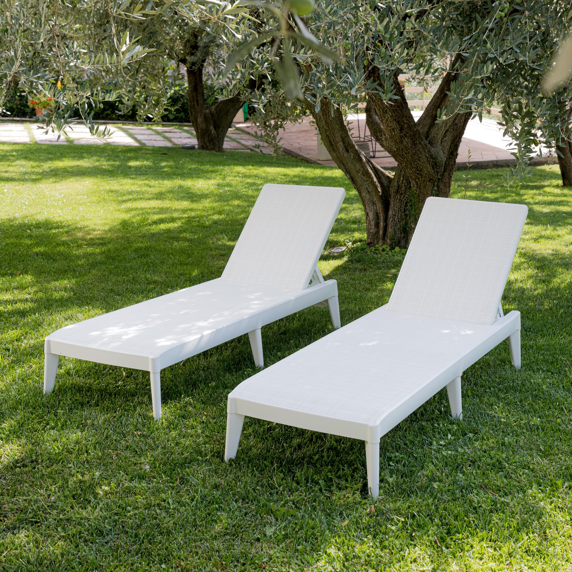 Toomax Sirolo tumbona de tomar el sol color blanco efecto ratán, tumbona de jardín en plástico resistente anti-UV 60x186x29h cm, con respaldo ajustable, para exteriores, terraza y piscina