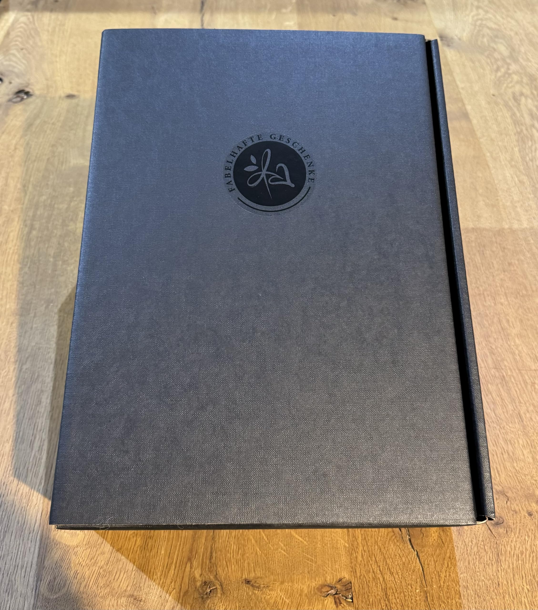 Geschenkset Lugana, Weißwein aus Italien, mit Schokoladentrüffeln in schöner Präsentverpackung