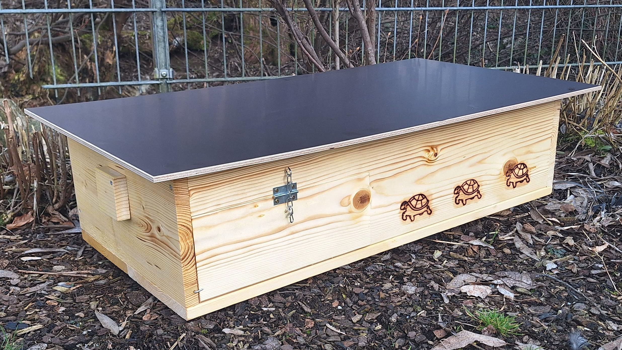 Casetta per tartarughe di alta qualità (SH9) in legno massiccio da 20 mm, resistente alle intemperie, con fondo e porta, con ventilazione regolabile, resistente alle intemperie