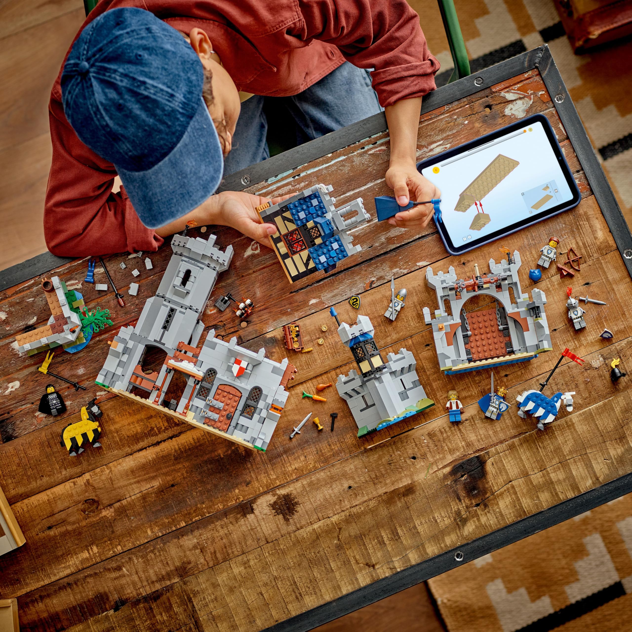 LEGO Creator 3 w 1 Średniowieczny zamek rycerzy konnych 31168 | Zestaw klocków konstrukcyjnych, model zamku do przebudowy na turniej lub miasteczko, prezent dla dzieci 9+, 1371 elementów