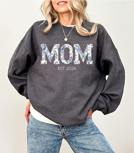 Miniatura 5 de LOVELYPOD Sudadera bordada personalizada con nombre de niños en la manga, camisa del día de la madre, regalo para la nueva mamá en Navidad