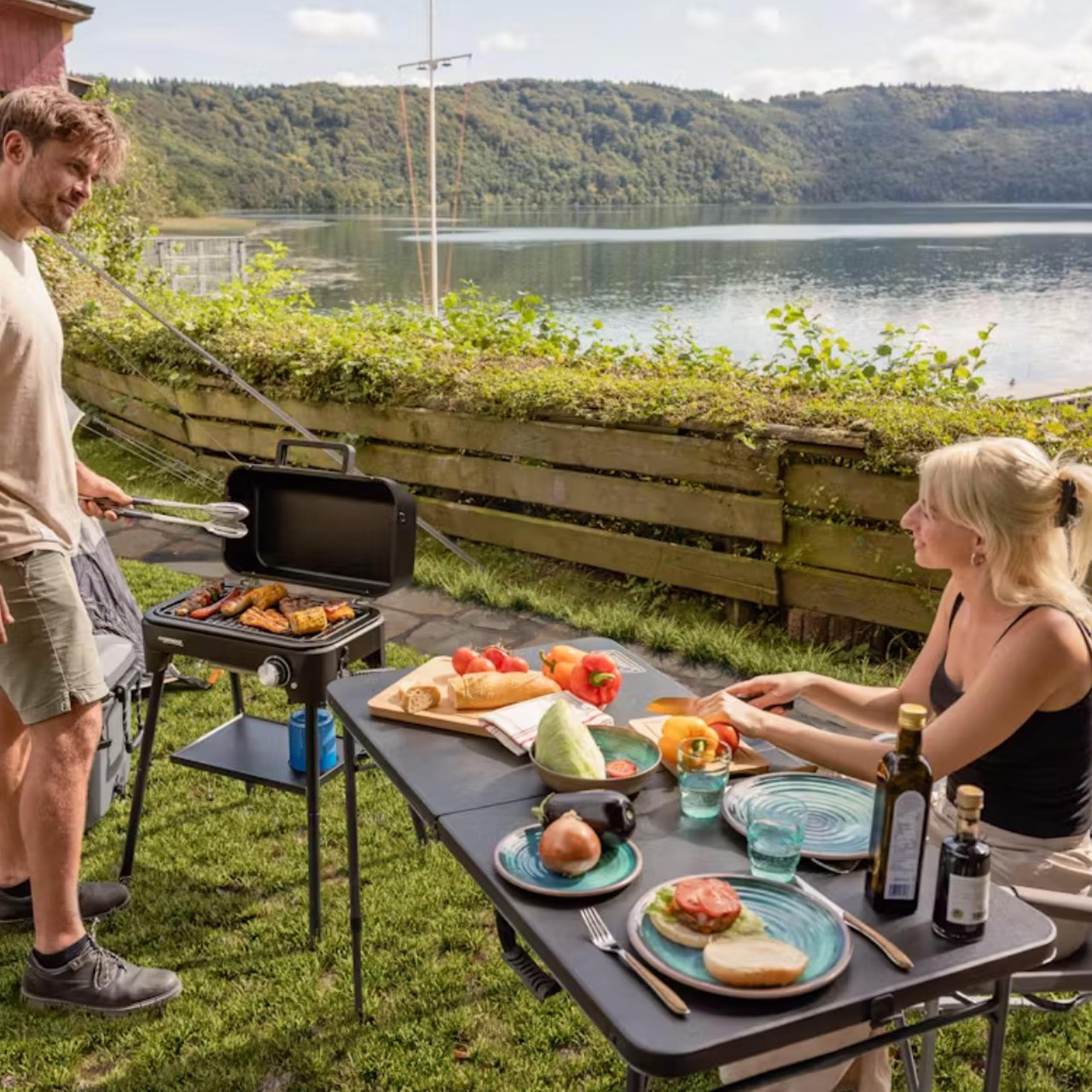 Campingaz Tour & Grill S Barbecue à gaz | Utilisable comme barbecue de table ou sur pied | Barbecue portable avec couvercle & pieds amovibles | Pour camping, balcon et terrasse | 2400 W