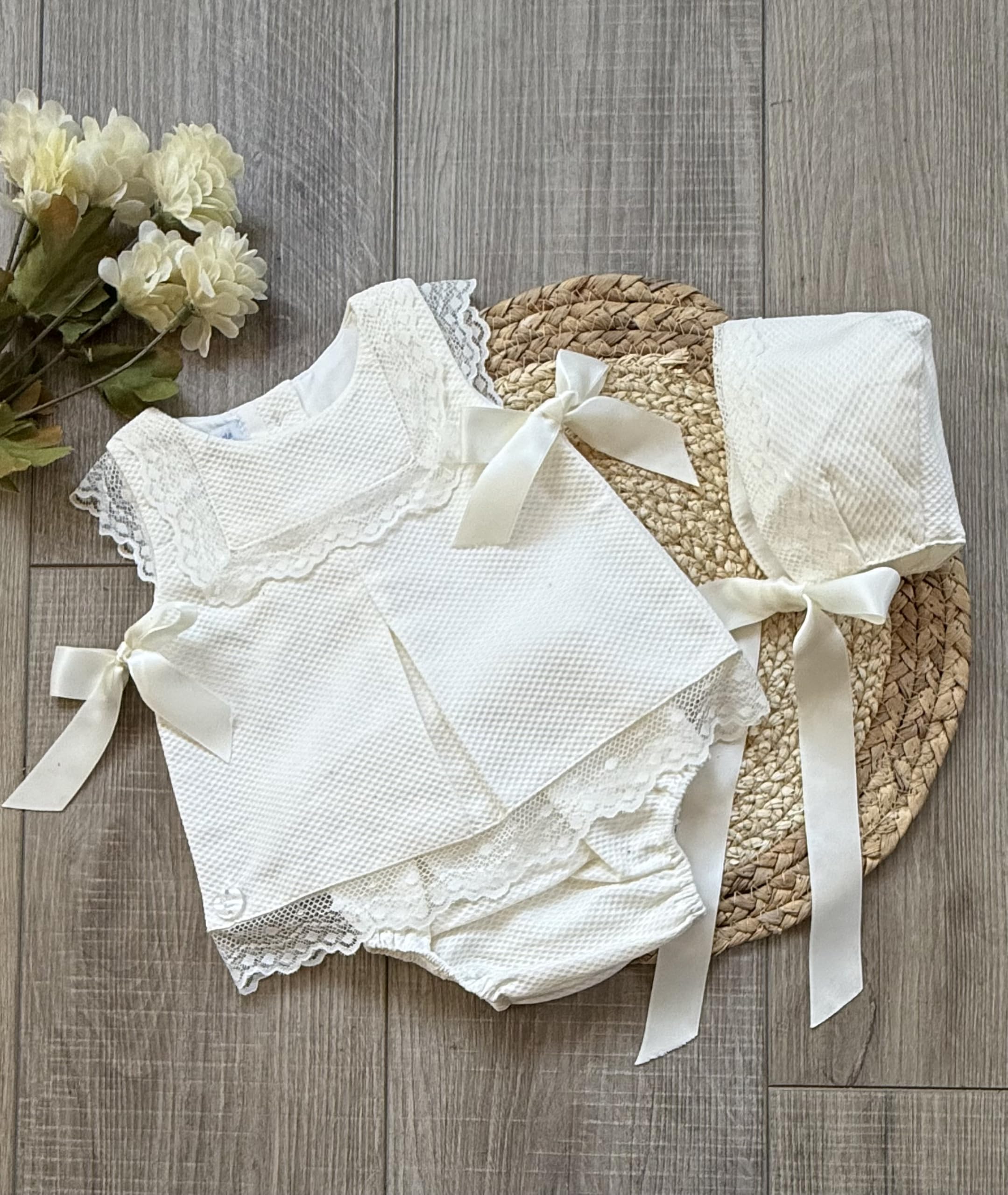 Dulce de Fresa Baby Lace Short Clothing Set with Bonnet, Sleeveless Cotton Romper with Side Bows, Ivory White (Beige, 3M)