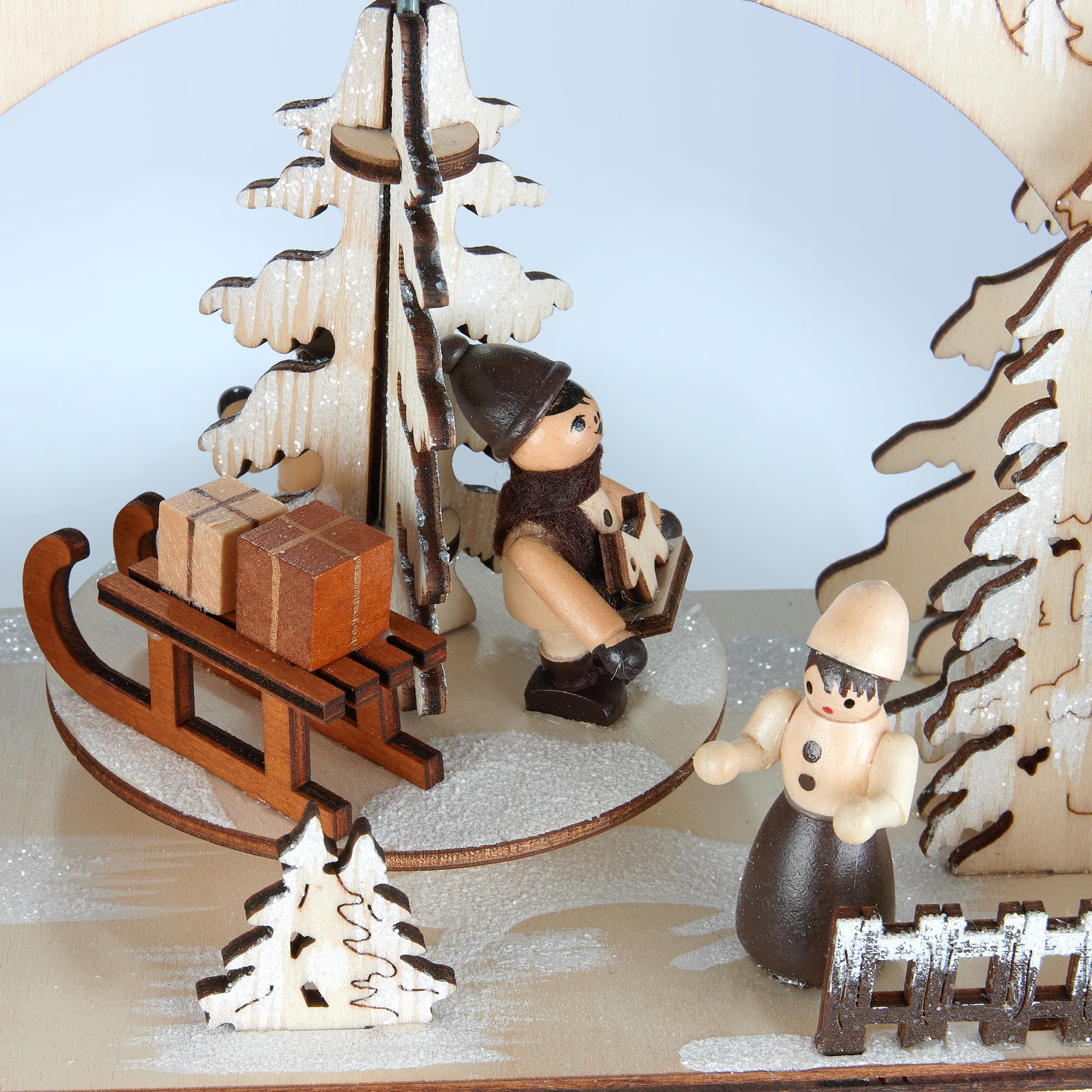 Brubaker 3D Lichterbogen - LED Schwibbogen - Winterlandschaft 2026 - Weihnachtsbeleuchtung aus Holz Natur - 37 x 46 x 10 cm - Handbemalte Figuren - Weihnachtsdeko für Tisch & Fenster