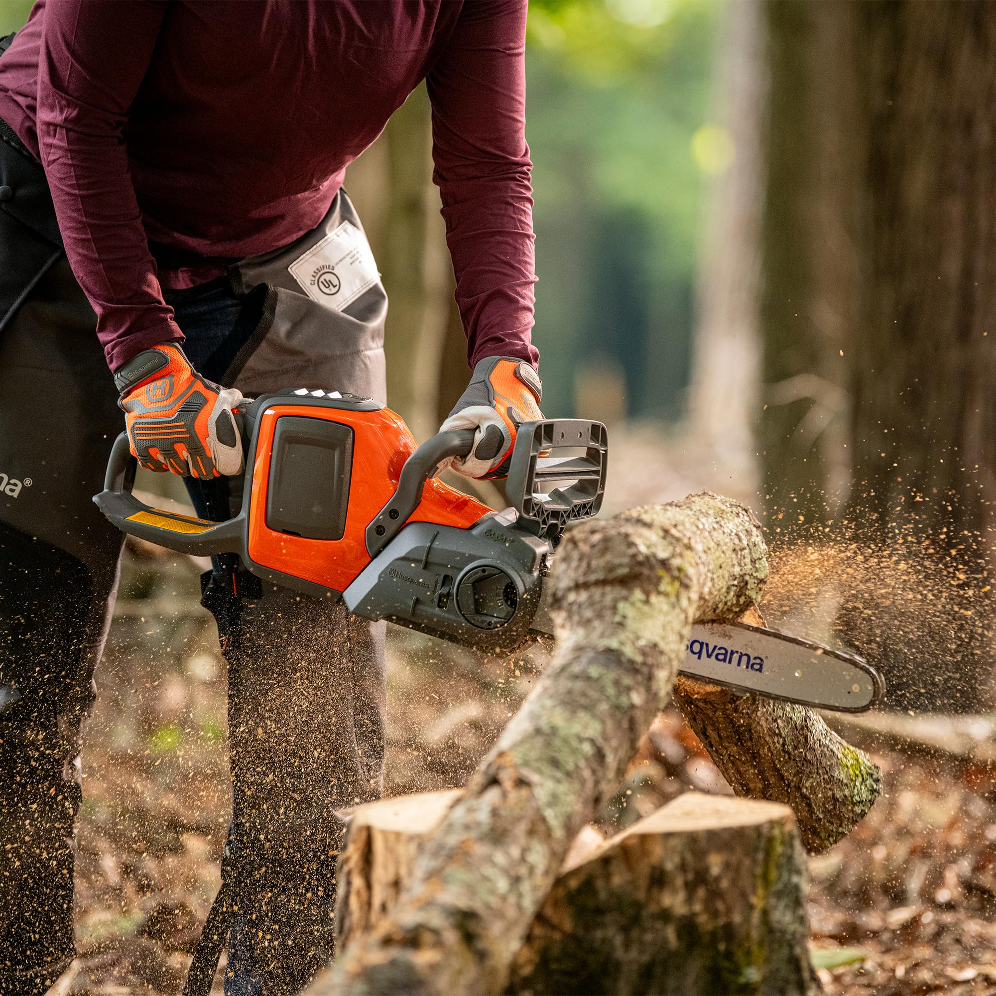 Pilarka akumulatorowa Husqvarna 225i z akumulatorem 36 V i ładowarką – bezprzewodowa, idealna do przycinania i pielęgnacji ogrodu