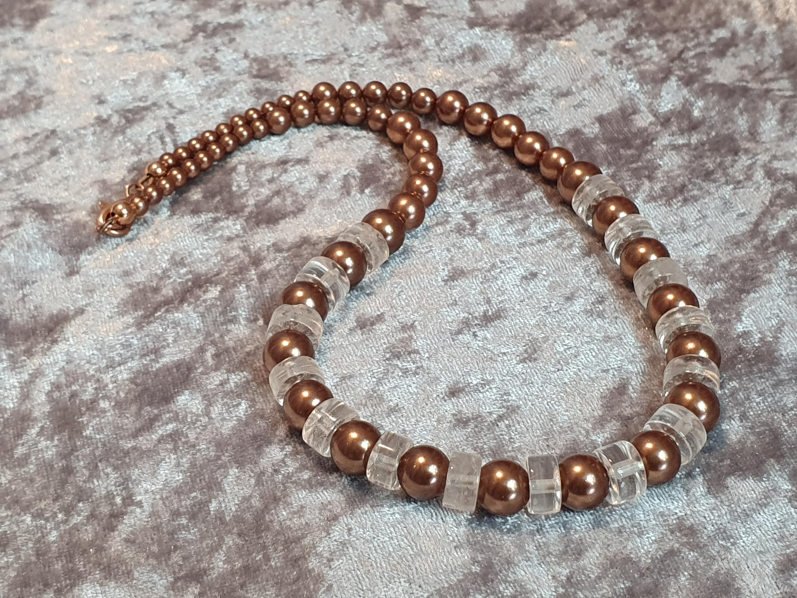 Generisch IohanaSchmuck Collier aus Edelsteinen, Bergkristall-Halskette mit Muschelkernperlen Bronze und Silberelementen, handmade in Munich, handgemacht