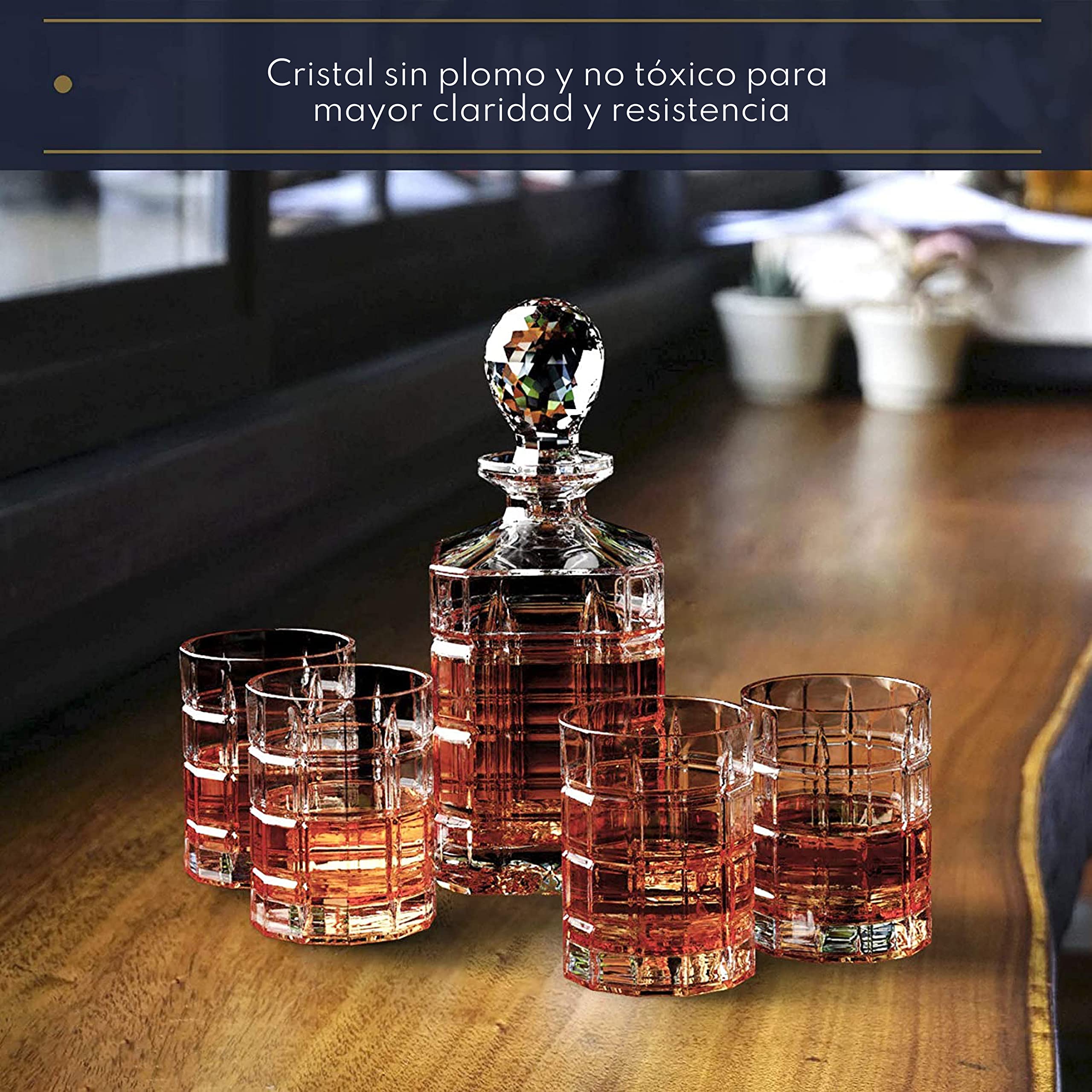 REGAL TRUNK & CO. Juego de jarra de whisky | 4 vasos cuadrados grabados con whisky y vidrio | Juego de jarra de whisky de cristal | Caja de regalo y paño de limpieza para vidrio
